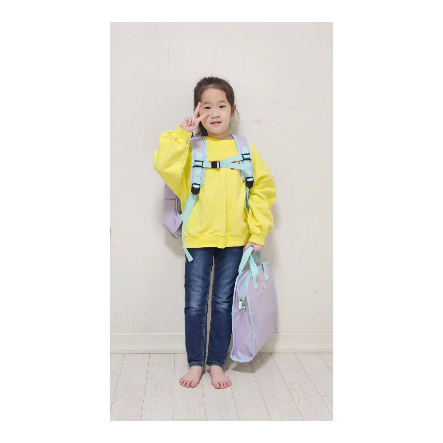 우리집 2호♥︎

#지민이일상⁣
⠀⁣
3월에 초등학교 입학하는 
지민이 책가방을 고르고 고르다 선택한 헤이책가방♥︎

헤이책가방을 선택한 이유는 ??

디자인도 예쁘고
가격도 착하고
무엇보다 가벼워서 !!!!

예쁜 열쇠고리 달고 싶다는 지민이 ♥︎

우리 열쇠고리 사러 가쟈~

⠀⁣
⠀⁣
⠀⁣
⠀⁣
•͈ᴗ•͈⁣
⠀⁣

#7살딸 
#지민스타그램 ⁣

#예비초등
#초등학생가방
#가벼운책가방
#헤이책가방 

#내돈내산

#너의새로운시작을응원해❤️ ⁣

♥︎