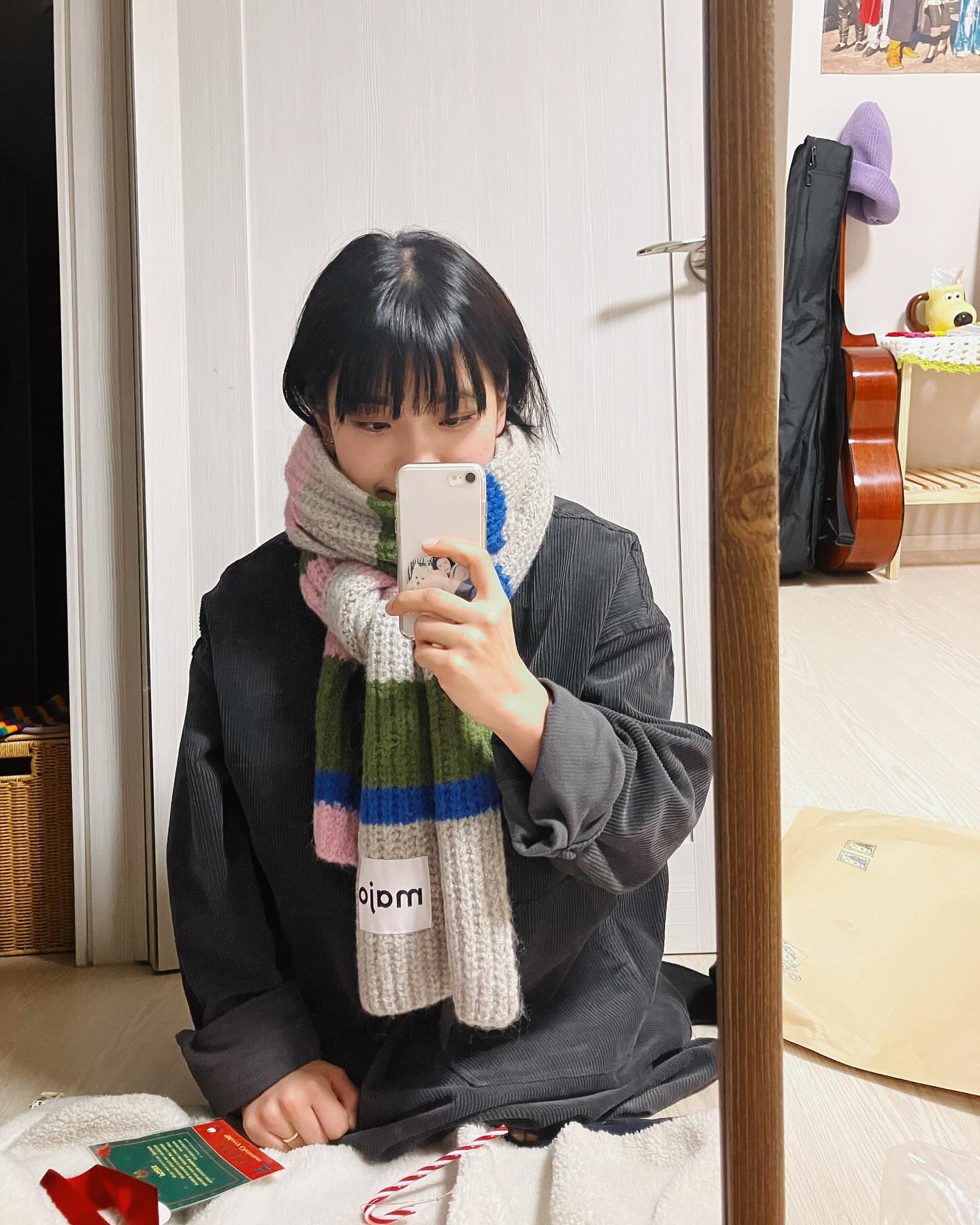 추운건 진짜 너무너무 싫지만 빨리 목도리 하고 나가고 싶어서 방안에서🧣