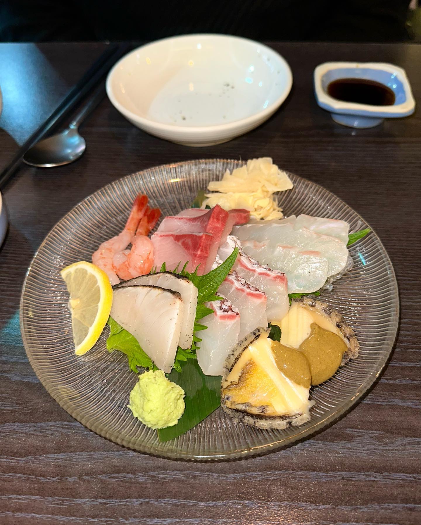 숙성회와 고등어가 맛있는 이자카야 맛집 #코이

개인적으로 생선 중에 고등어를 정말 좋아해서 고등어 봉초밥도 많이 먹는 편인데 그 중 최애 고봉맛집은 오늘 소개하는 코이에요! 가게의 분위기도 좋고 안주도 다 맛있어요 양과 맛을 다 챙기면서 가격은 착한, 제가 애정하는 이자카야 에요 

#고등어봉초밥 은 겉면이 살짝 아부리되어나와요 그래서 고등어회의 식감을 느낄 수 있어 좋아요 기름기도 적당히 잘 올라와서 한입에 넣었을때 풍미가 정말 좋아요! 고등어의 비릿함을 느낄 수 없어서 고등어회를 좋아하지 않는 분들도 드셔보기 좋을 것이라고 생각해요 간장 살짝 찍고 와사비 듬뿍 그리고 생강을 곁들여 먹으면 진짜 미쳤어요 이보다 좋은 조합은 없을거에요 하핫
 
#숙성회 는 1인~4인을 위한 모듬 숙성회가 있어요 혼술 모듬을 시켜 가볍게 먹어보는 것도 좋을 것 같아요 다양한 종류의 신선한 사시미가 각각의 특성에 알맞게 숙성되어 나오는데 정말 맛있어요! 가격대비 다양한 종류의 숙성회를 신선하게 즐길 수 있는 점이 좋고 숙성의 정도가 알맞아 숙성회를 좋아하신다면 꼭 드셔보시길 추천해요

이자카야 좋아하시는 분들께는 정말 강추드리는 안주 맛집이에요! 나베를 비롯해 다양한 음식들이 있으니 가셔서  드셔보셔도 좋을 것 같아요 우니나 고등어는 갔을때 8-9시쯤 품절돼서 먹지 못했던 적이 있어요 문의 후 방문하는 것을 추천드려요! 평이 좋던 우니 파스타와 나베도 다음엔 꼭 먹어보기로 

고등어 봉초밥 2.0 혼술 모듬 숙성회 2.2  2인 모듬 숙성회 3.9

📍서울 광진구 아차산로 431 강변sk뷰 102동 B106호 / 구의동 667