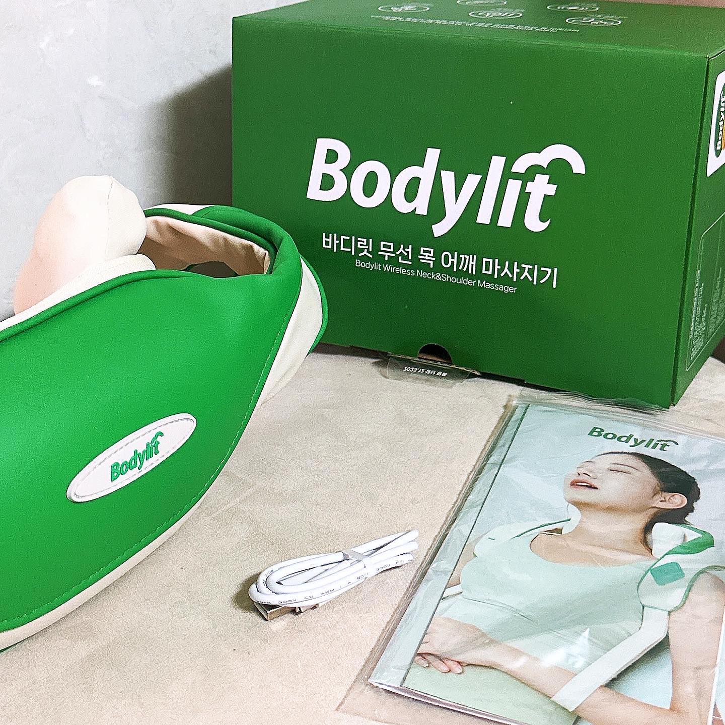 #협찬 
목 어깨 외에 허리, 배, 허벅지, 종아리 등 모든부위 사용가능한 바디릿 목어깨 마사지기 소개해요 ♥️
저소음, 무선이라 장소 상관없이 사용할 수 있다는 점이 너무 좋아서 조만간 사무실에서 사용할까해요. ㅎ ㅎ기존 마사지기와는 다르게 사람 손으로 주무르는 것 같은 6개의 4D마사지볼의섬세한 마사지와 세기로 압력도 강해 사용 만족도가 높아서 집안일하면서도 유용하게 잘 사용하고 있어요!
국내 유일 스트랩과 손잡이가 같이 있어 착용도 편하구요. 바디릿 마사지기 후기 남기면 적립금 20만원 주는 이벤트도 있으니 꼭 확인해 보세요 😊
bodylit_official 
#바디릿 #목어깨마사지기 #바디릿무선목어깨승모근마사지기 #초록마사지기 #승모근마사지기 #바디릿마사지기 #무선마사지기 #목마사지기 #어깨마사지기 #나연마사지기