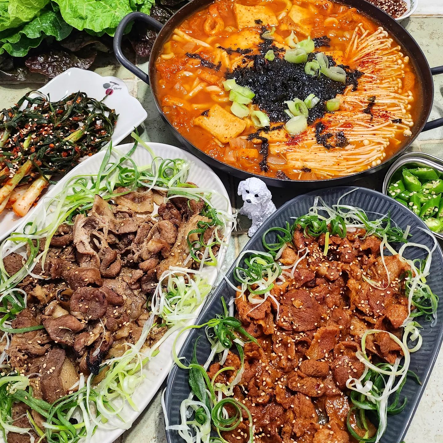 (#협찬 🦖) 😛백년밥상 의 #얼큰김치우동 그리고
#연탄석쇠불고기
.
이름만 들어도 맛있겠쪼롬?
.
일단 조리법이 개간단한 밀키트에효
#얼큰김치우동 가격 7900원으로
약2인분양이구효
멸치육수에 고춧가루.대파.오뎅.묵은지 등등 모든재료가 다 오니깐
그냥 넣고 끓이면 완성!
얼큰!!매콤!!!한맛에 김가루까지 들어가있어서 고소한 국물맛이 일품이랍니닷
👍👍💯💯💯
그 #투다리김치우동 과는 또다른맛이구효 얼큰매콤고소!해서 국물 빨아서 흡입했어효ㅋㅋㅋㅋ
#술안주 #소주안주 로 추천!!
.
그리고 #연탄불고기 는 
이미 한 번 익혀나온거라서
간단히 전자렌지조리가능한데효
저능 후라이팬에 살짝 볶아주었어효
#연탄석쇠불고기 와 #연탄고추장불고기 2가지맛 다 먹어보았는데
비계랑 살코기가 적당히 잘 섞여있고
고기가 얇고 보드라운데다가 
적당히 달달하면서
짭조름하면서
무엇보다 불향! 이 한가득!이라서 정말 맛있어효
👍👍💯💯💯💯
젓가락이 쉴새없이 네버스탑!
참고로 제동생은 본인이 석쇠불고기 먹고싶어서 타업체꺼 시켰었더라구효
제꺼(백년밥상꺼)랑 비교한다면서
함께 먹었는뎃ㅋㅋㅋㅋ
결과는? 백년밥상 압승!!👍💯💯💯
지가 시킨거는 안먹고 계속 
백년밥상껏만 먹어대더라구효
.
.
간단한 조리법과 맛있고 가격착한
여튼 #밀키트 라서 #캠핑음식 연말 집구석파티음식등으로도 강추!할게효
.
.
🚩판매처 #백년밥상 100_bs
.
#석쇠불고기 #연탄불고기 
#김치우동레시피
#불고기 #집밥
근뎃...잉스타 사진편집 왜 저렇게 되나효  흙ㅠ