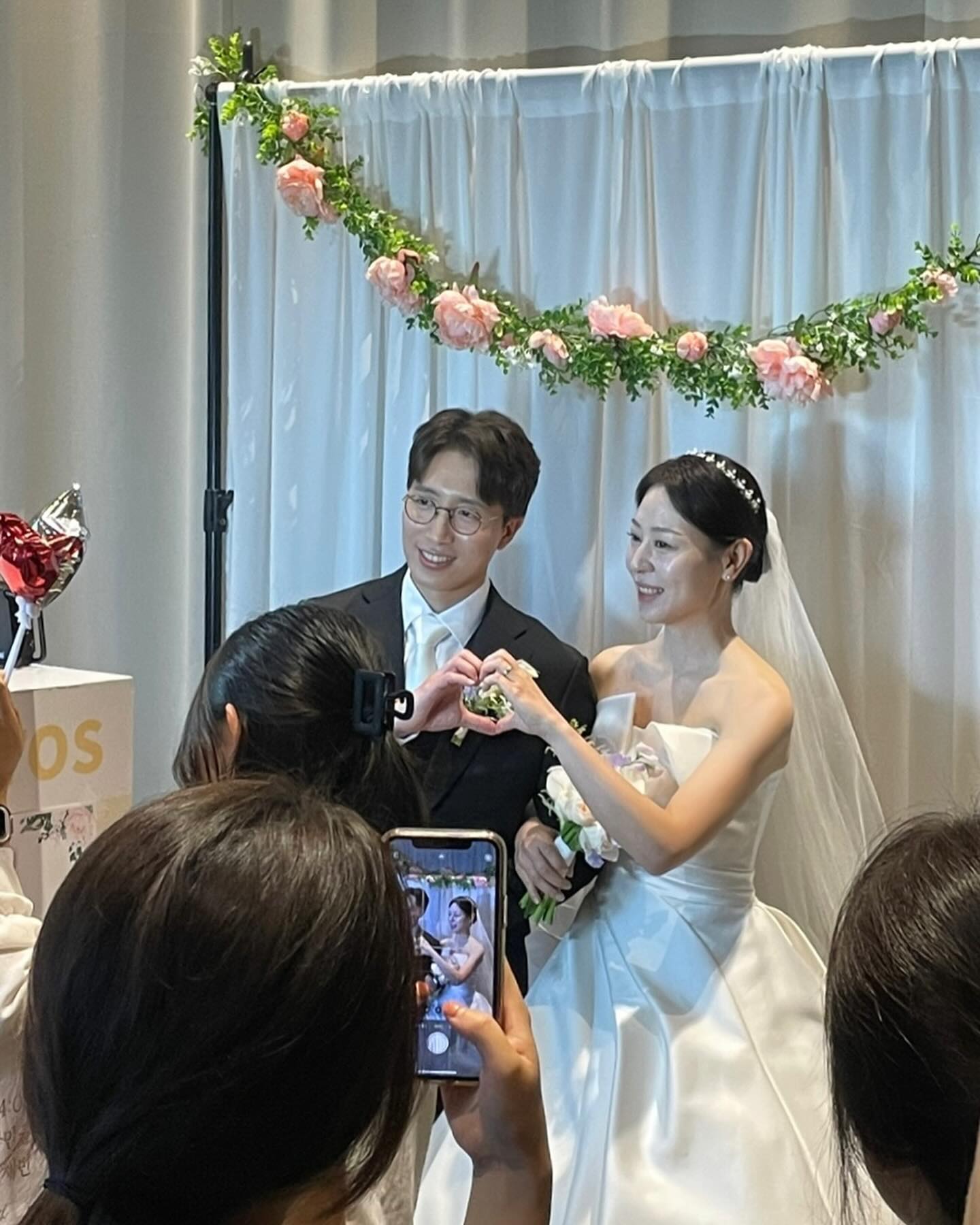 .

너무 즐거웠던 우리의 결혼식👰🏻‍♀️🤵🏻‍♂️

축하해주신 모든 분들 감사합니다🫶
평생 행복하게 잘 살겠습니다

웨딩드레스입고 네컷사진📸
신랑신부 하객 모두 재밌는 결혼식 #포니부스 

.