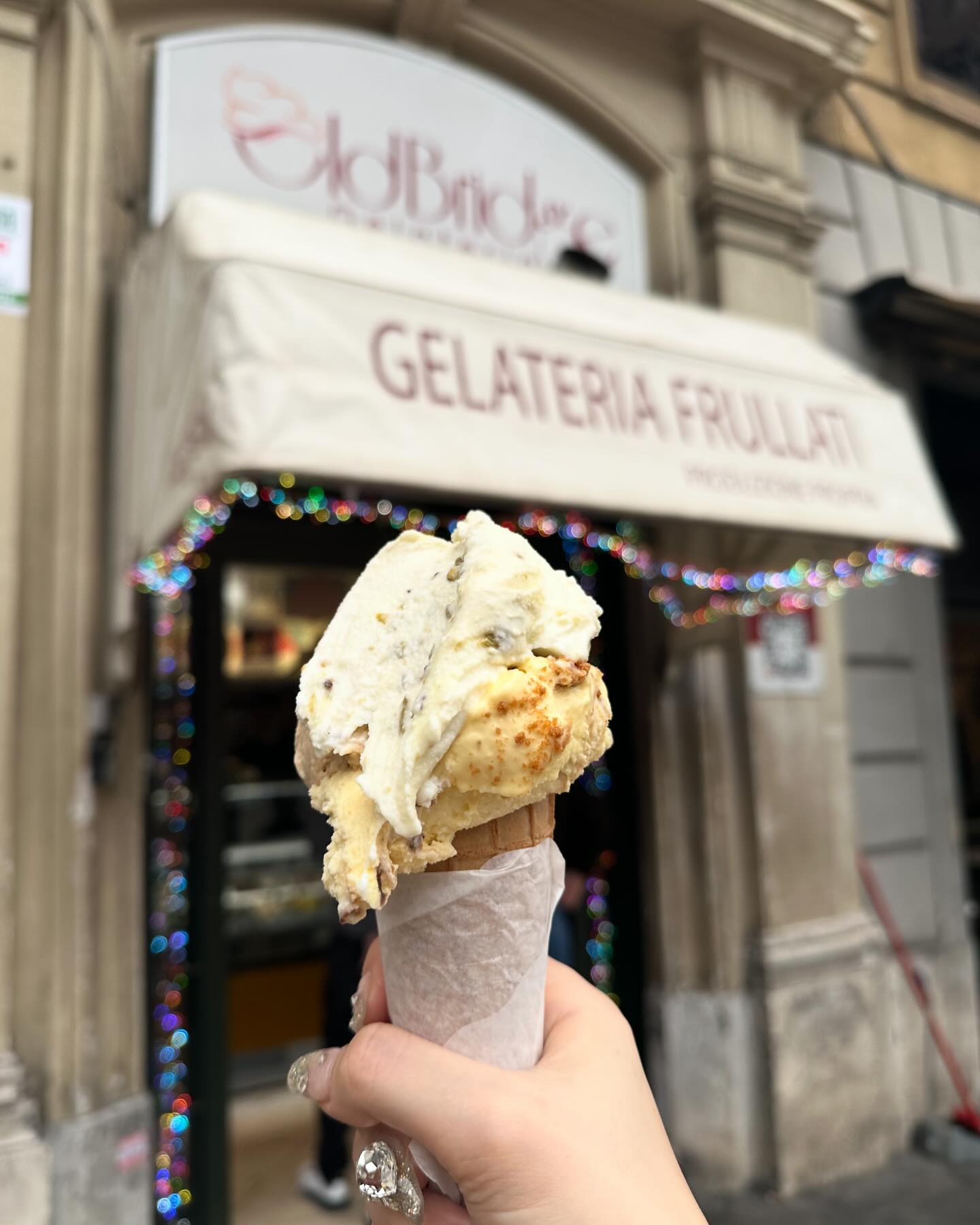 이탈리아 젤라또 탐험🍦(로마+피렌체편)
1. Gelateria Old Bridge 올드브릿지 (로마 바티칸 근처) - 바티칸 투어  끝나고 갔던 젤라또 맛집! 로마 3대 젤라또 맛집이 올드브릿지 지올리띠 파씨라는데, 지 파씨 빼고 두군데는 다갔다. 그냥 무난무난한 맛! 근데 맛있었다. 자티칸 투어 끝나고 당충전하기 딱이양

2. Giolitti 지올리띠 (로마 판테온 근처) - 개인적으로 여기가 젤 맛있었다. 툭히 쌀맛 (rice) - 이탈리아어로 riso맛 무조건!!!!!!!!! 무줙건 무족헌 드세요… 이거 먹고싶어서 젤라또 집 다니면서 riso flavor? 하면서 찾아다닌 ㅠㅠㅠㅠ 로마 3대 젤라또 맛집에 맞게 사람 겁나 많음ㅋ 테이블에 앉아서 못먹음 자릿세 내라 함 ㅠ 흐잉 줄줄 흘리면서 길거리에서 서서 먹었다. 이탈리안 바이브 지대로 느낌. 코스는 나보나광장-판테온-갔다가 가기 좋다!

3. Pompi 폼피 (로마 트레비 분수 근처 지점) - 폼피는 사실 티라미수 먹으러 갔는데 건희가 젤라또 먹고싶다구 해서 초코맛이랑 사봤다. 숙소로 걸어가는길에 먹었는데 음! 쏘쏘 평타 이상!!! 사실 티라미수가 넘 맛있어서 기억안낭 ㅠㅠㅠㅜ흐엥

4. Gelateria Della Passera 델라 파세라 (피렌체 피티 궁전 근처) - 피렌체 간 첫날 워킹투어 후 가이드님께 소개받아서 간 젤라또집인데 진짜 현지인 느낌 제일 낭낭한 젤라또 집. 맛도 다양하지 않고 딱 몇가지만. 근데 초콜렛만 진쩌 꾸덕. 그치만 비와서 젤라또가 입으로 들갔는지 코로들갔는지 모르겠었다. 그냥 쏘쏘? 난 아무래도 관광지 입맛인가부다. 그렇지낭 현지 느낌 느끼고싶다면 여기 추천!

5. Vivoli 비볼리? 바이볼리? (피렌체 산타그로체 성당 근처) - 이탈리아에서 마지막으로 먹었던 젤라또 집. 여기에 드디어 찾아헤매던 라이스맛(riso)이 있었다.  너무 맛있게 먹으면서 숙소까지 걸어갔다. 증말 맛있었던 기억!!! 

6. Perché no!... ( 피렌체 레푸블리카 광장 근처) - 사진은 없은데 그 이유는 넘 맛나서 허겁지겁 먹느라…. 여기서 무조건 참깨맛 먹어야한다… ㅠㅠㅠㅠ

총평 : 지올리띠 = Perché no!... 비슷한거 같고, 결론은 riso 라이스맛 최고!!!!!!