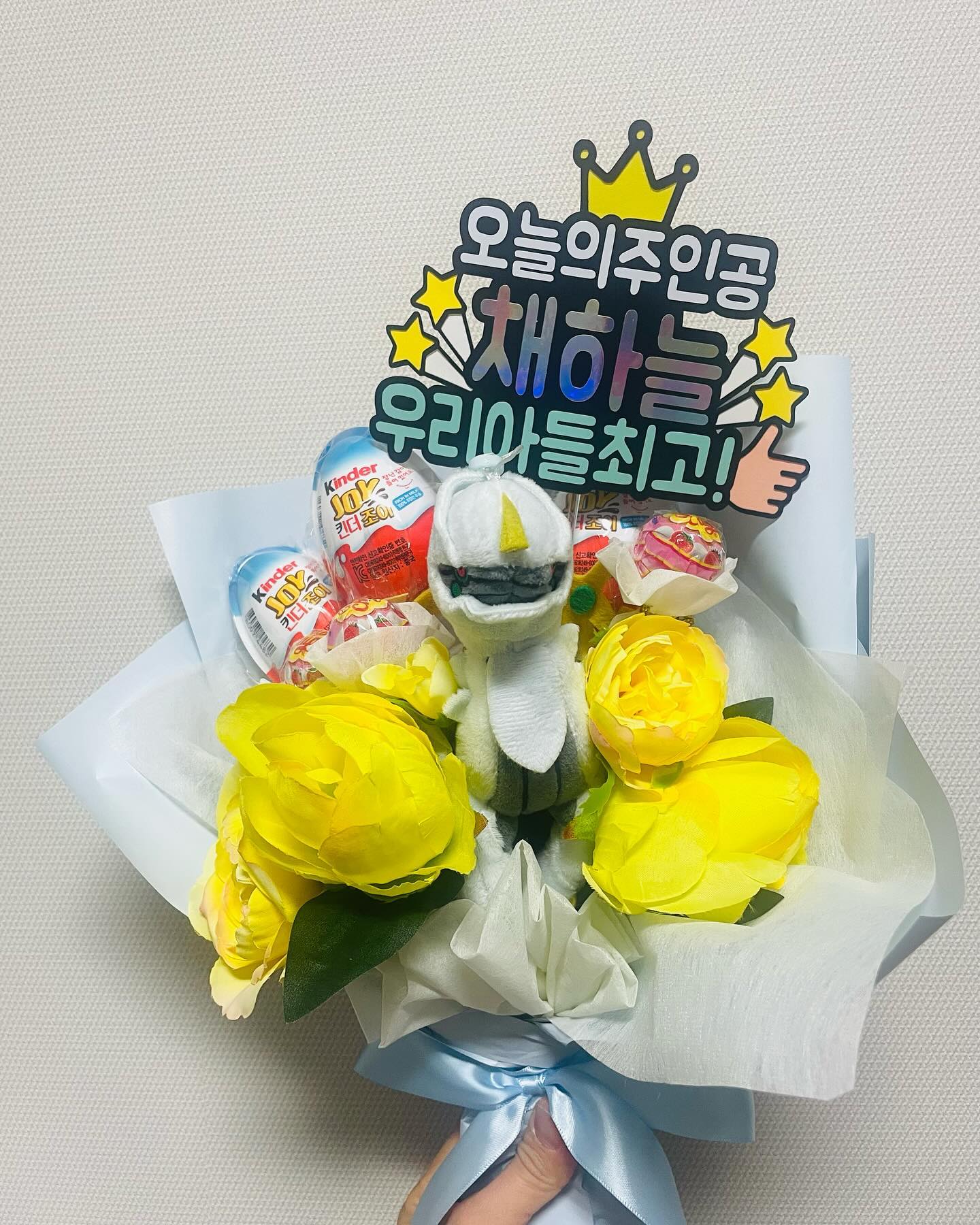 .
.
하노리발표회♥
아르세우스꽃다발이 받고싶다는 너를위해
엄마는 집에서 사부작사부작
.
.
하노리엄마표 꽃다발♥
토퍼는 yeonbit_topper 
.
.
#일상기록 #셀프꽃다발 #하노리발표회꽃다발