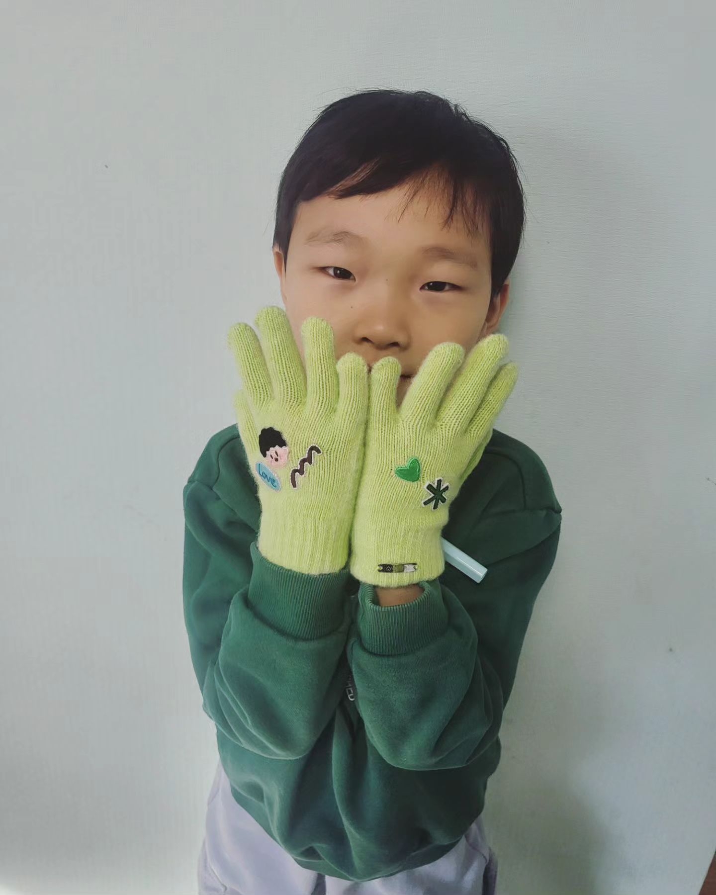 아이들이 감기에 걸려 늦게 리뷰해요ㅠ
예쁜 장갑을 보내주셨어요~~~♡
.
입체적인 자수도 너무 멋지고
지오 손에 꼭 맞아 너무 좋아했어요!!
.
이름이 각인되어 있어 잃어버릴 일도 없겠죠
지오가 올 겨울 잘 끼고 다닐 것 같아요^^
.
.
👉 doori_bee 
#각인장갑 #어린이장갑 #유아장갑 #예쁜장갑 #장갑추천 
#겨울스타그램
