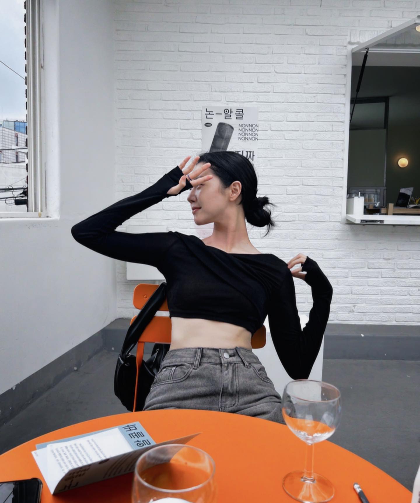테라스광인은 테라스만 있으면 찾아가 ☀️🏖️ 마켓노드에서 논알콜바를 팝업으로 운영한다길래…. 후다닥 콧바람 쐬고 왔다. 논알콜하면 바로 생각나는 친구가 마침 다음주 생일이라 후딱 엮어 갈 수 있었지. 날씨는 비오기 직전이라 우중충했지만, 그런 만큼 해도 심하지 않고 테라스에 앉아서 음료 즐기기에 쾌적한 몇 안되는 한국 날씨였던 것 같다. 👯‍♀️🥂 IPA 종류는 논알콜이라고 하니까 영 밍밍하고 별로였는데, 의외로 와인 종류들이 다 괜찮았다. (소비뇽 빼고) 내 최애는 에레다드! 허리만 괜찮았다면 나중에 음주를 하지 않는 친구들 축하 선물용으로 몇 병 사갔을 것 같다. 공간도 깔끔하고 마지막 남은 여름바캉스 분위기를 즐길 수 있는 기회였다.
-
요즘 계속 아프고, 사람에 치이고, 감정이 말라가서 점점 동굴로 들어가고 있었는데 오늘 딱 친구들이랑 음료 마시고 이야기하는 동안은 그런 고민 다 잊고 행복했다. 이래서 20년지기는 다른가봐…
-
#연희동카페 #마켓노드팝업 #논알콜 #카페추천 #ootd #주말데이트