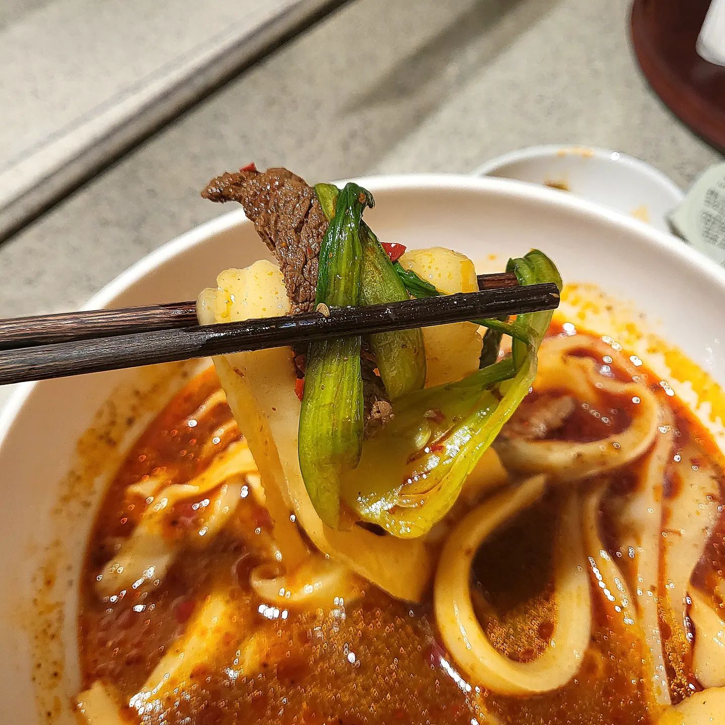 여기 진짜 맛집이에요❗️❗️

도삭면을 처음 먹어봤는데 맛있고 면도 통통해서 식감이 좋더라고요!
면이 엄청 쫄깃쫄깃하고 고기도 엄청 부드럽고 중간중간에 쨔샤이랑 같이 먹으면 너무 좋더라고요! 
쨔샤이가 다른 곳이랑 다르게 달달하면서 짭쪼름?? 
향신료가 강하니까 참고하세요❗️

🍜 롯데백화점 지하1층
🍜서울 중구 남대문로 81
.
.
.
.
.
.
#먹스타그램#푸드스타그램#먹방#맛집#롯데백화점맛집#백화점맛집#도삭면맛집#도삭면#중식#을지로입구맛집#명동맛집#먹팔#먹팔해요#🔥🔥🔥