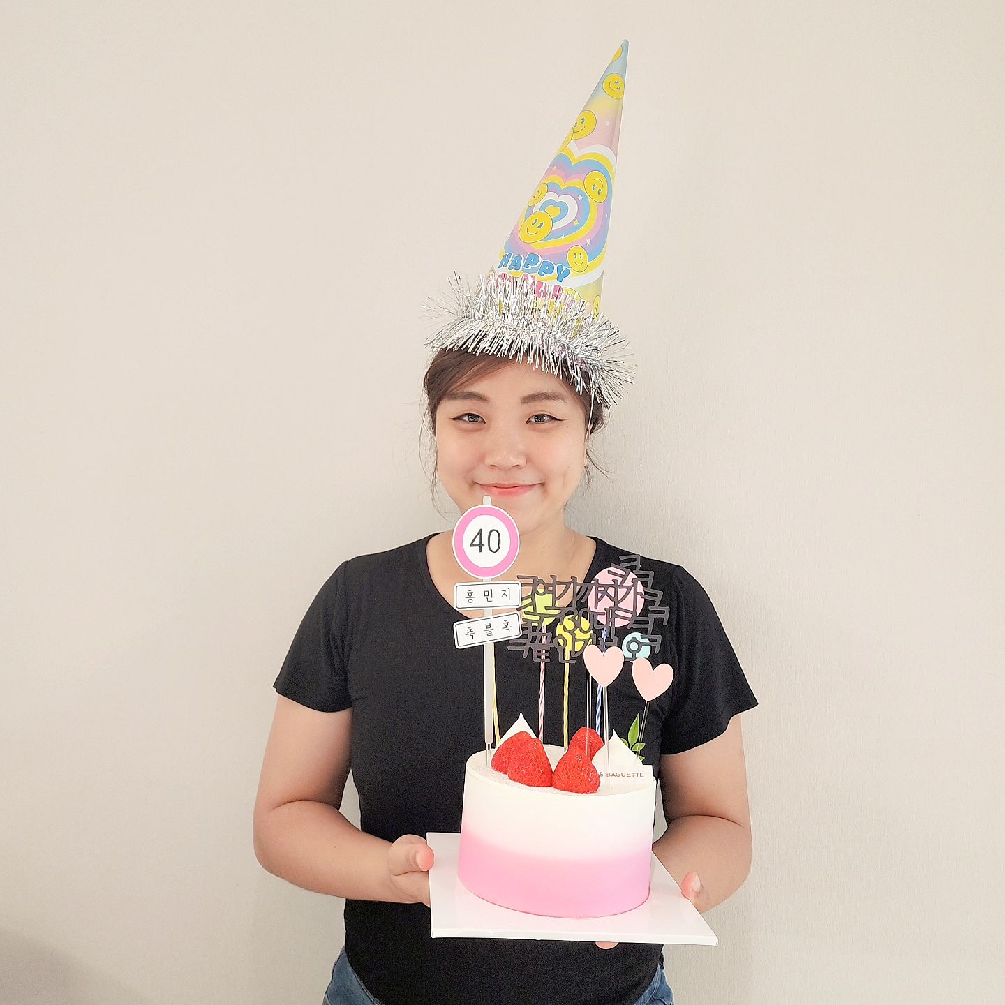 🤸🏻
.
내 동생의 서프라이즈

설거지하는데 야무지게 토퍼까지 꽂은 케이크 등장
짝꿍 출장이라 아이들이랑 놀아달라고 갑자기 불렀는데
이런거는 또 언제준비해둔거야, 감동

예디는 혹시나 내가 옷도 안챙겨입고 훌렁훌렁 있을까봐 걱정
나는 서프라이즈 영상 찍고있는데 집이 너무 지저분해서 걱정

그래도 아이들이랑 동생이랑 하는 생일파티 너무 좋으다
고마워어어어어어어!!!!!!!!!!!!
.
.
.
#서프라이즈케이크 #완전깜짝놀람 #그런데오늘아니야
#생일주간 #생일토퍼 #생일케이크 #생일그램 #축불혹