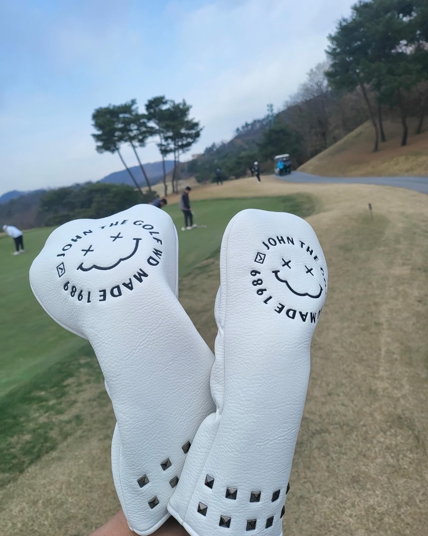 #광고

골프에 진심인 지아아빠의 새로운 클럽 커버를 소개해드릴게요🏌🏻

#골프마리아 의 드라이브 커버는 우선 제가 젤 좋아하는 화이트 바탕에 심플한 스타일이에요〰️ 제일 조하🤍 그리고 귀여운 캐릭터에 #존더로고 가 자수로 박혀있는데… 세상 완전 깔끔하고 예쁘더라구요😝 
커버 중간 주름이 잡혀있어 커버 고정이 되더라구요〰️ 그리고 커버 안쪽은 융재질로 되어 있어 클럽 보호하기 딱 좋겠더라구요🩶

현재 드라이버랑 우드 커버를 사용중인데 커버가 너무 예뻐서 유틸, 아이언, 퍼터 커버도 바꾸려해요〰️ 다음번에 풀셋트 맞춰서 다시 보여드릴게요🏌🏻⛳️

🏷️제품 문의 #골프마리아 
https://smartstore.naver.com/h-h816/products/6310239342

#골프마리아커버맛집 #존더골프용품 #골프마리아용품