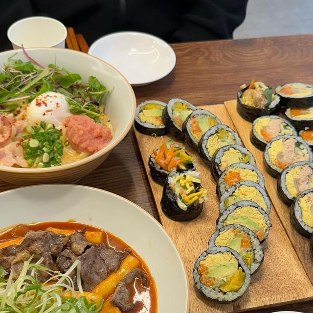 소소한 일상 on Instagram: "#협찬 김밥을 내 맘대로 커스터마이징할 수 있는 삼청당💜 세명의 청년이 만드는 맛있는 김밥이야기~~ 백미가 아닌 현미, 지단, 메밀소바, 포두부 중 고를 수 있어서