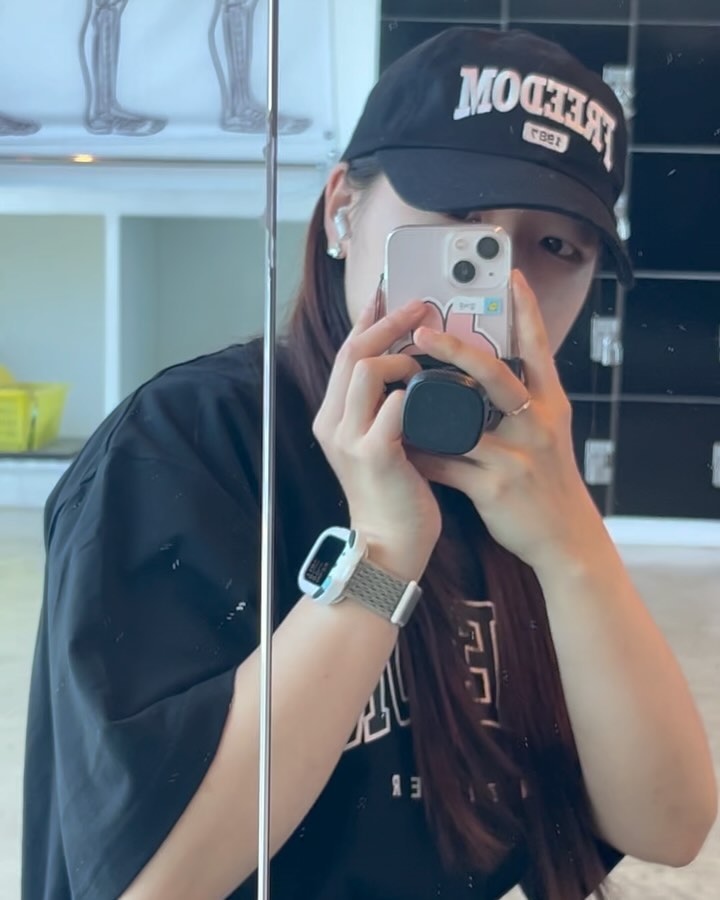 2024.05.18
오늘은 등
빼꼼샷 ✌🏻+초록 깔맞춤 🍀
헬스장이 집에서 멀어서
어우 힘들어.. 이러면서 도착해서
막상 운동 시작하면 너무 재밌음...;;

머신플라이
어시스트풀업
암풀다운
데드리프트
와이드랫풀다운
맥그립 랫풀다운
숄더프레스 사레레

#오운완 #올라잇 #올라잇가근