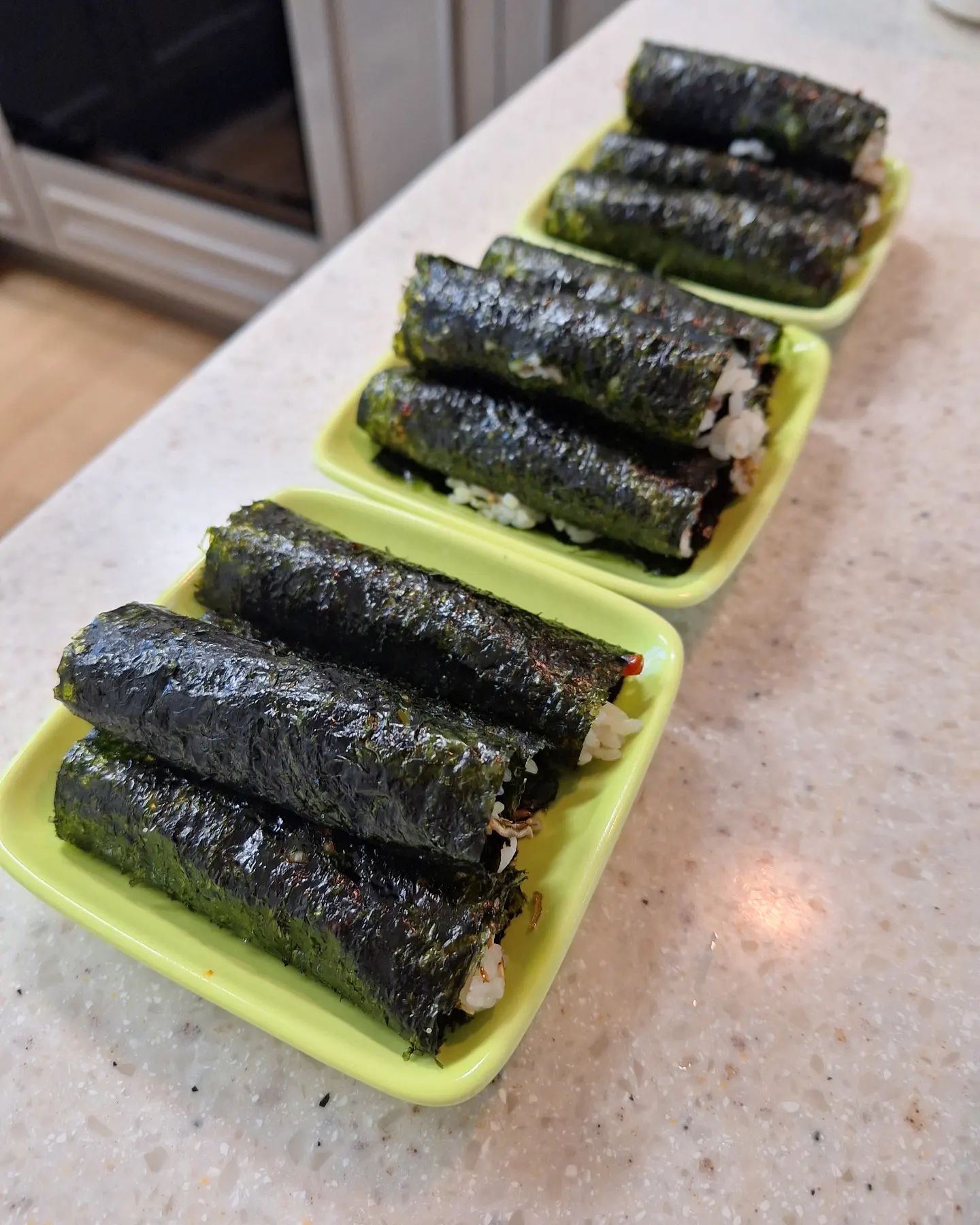 오늘은 뭐먹지가 너무 힘든 요즘
김밥싼다는 한스쌤말에 냉장고를 열었으나
영 마땅치않길래
선물받았으나 맛은 별로인 조미김 한봉지를 뜯어
사등분을 하고
밥은 참기름 깨소금 맛소금으로 양념하고
냉장고에 멸치볶음과 진미채를 꺼내어
꼬마김밥을 만들어 각자의 접시로 만들어 주고 출근
이제 오늘 저녁에 뭐먹지를 고민할시간

#좋아요 #일상 #소통 #댓글  #데일리 #팔로우
#집밥김여사 #방학시르다 #꼬마김밥 #진미채김밥