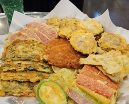 오랜만에 친구 만나러 부천왔어요~
친구가 여기가 요즘 송내역 핫플이라고 데려간곳!

대반전 부천점인데~
4인은 모둠전 무한리필로 가능하고
전 주문즉시 바로해서 나와서 완전 존맛탱!

전도 맛있고 솥뚜껑 닭볶음탕도 맛있고~
소주한잔하기 좋은 안주들이 많아요!

국물닭발도 있고 김치 짜글이 솥뚜껑 곱도리탕까지!
다음엔 와서 다른 안주도 먹어봐야겠어요!

#대반전부천점 #송내역맛집 #송내술집 #부천맛집 #상동술집 

대반전 부천점
경기도 부천시 부일로237번길 30, 1층
영업시간 : 매일 12:00 - 24:00