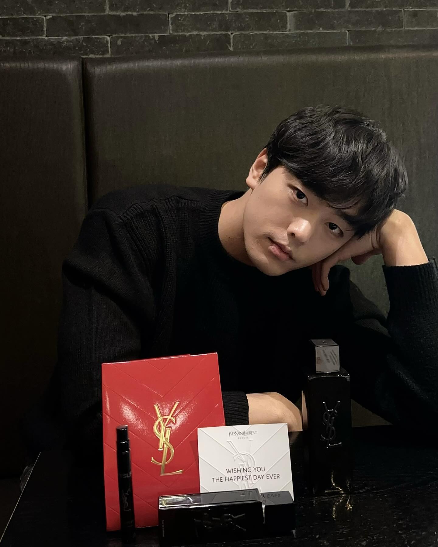 #제품협찬 
다가오는 발렌타인데이 🎁
입생로랑 마이셀프 오 드 빠르펭 강추
플로럴 우디 향조로 세련된 오렌지 블라썸과 대담한 우드 어코드의 감각적인 향이 매력
섹시하면서도 멋진 바틀 보자마잠 감탄…
남자 친구 선물로 이만한게 없어요🫢
휴대하기 좋은 10ml는 2월1일부터 카카오톡 선물하기에 단독 출시까지 10ml는 가벼운 외출 40ml 자주쓰는 가방에 100ml는 집에서 사용하기 좋아요
2월 한정 카카오톡 선물하기에서만 더 특별하게 만나보세요❤️
 #입생로랑뷰티 #입생로랑향수 #입생마이셀프 #마이셀프 #마이셀프오드빠르펭 #향수 #남자향수 #발렌타인데이 #발렌타인데이선물 #선물추천