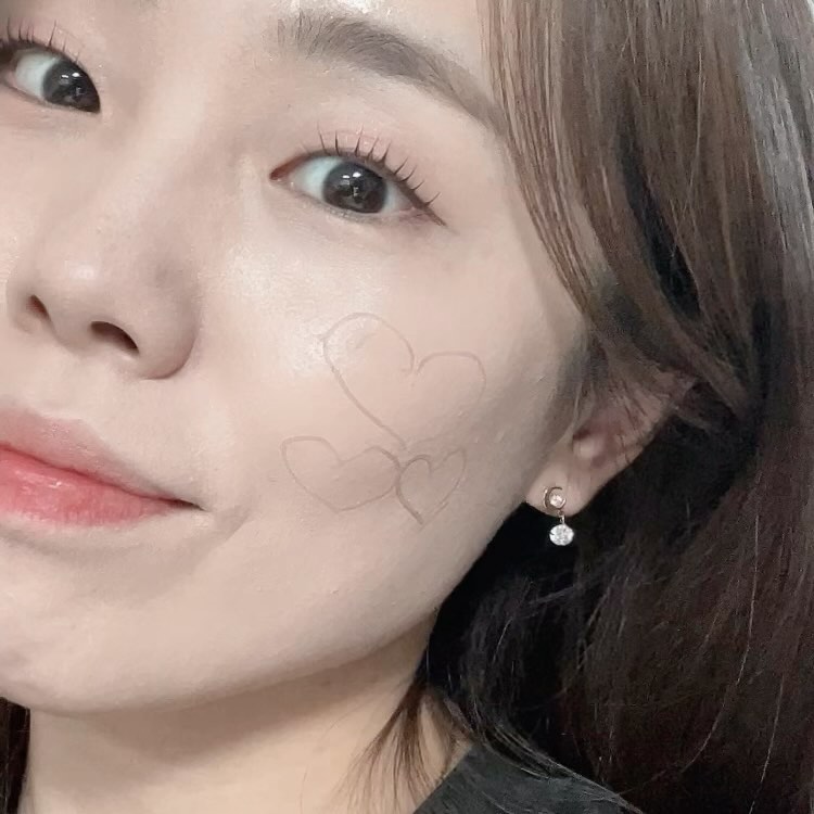 #제품협찬
다들 바쁜아침, 화장 한번이라도 뜨면,,,🥺 시간도 없는데 커버도 제대로안되면 을마나 속상하게요 😰 그럴때 제가 추천드리는 #티르티르쿠션 ! ✨몇번 팡팡 두드리면 커버도 잘되구, 은은한 광채에 겨울에도 쓰기 딱 죠음🫶🏻 거기에 케이스도 예뻐서 수정화장할때 꺼내면 다들 글케 물어본다구요🥰 
큐텐1위 라쿠텐 1위 아마존 1위 등 일본 최대 판매쿠션✔️
4초에 한개씩* 팔린다는 #4초쿠션 이래도 안사 ?! 😎
.
.
.
.
*18개월만에 1,180개 누적판매
#TIRTIR #티르티르 #레드쿠션 #무결점커버쿠션 #매끈밀착쿠션 #쿠션추천
