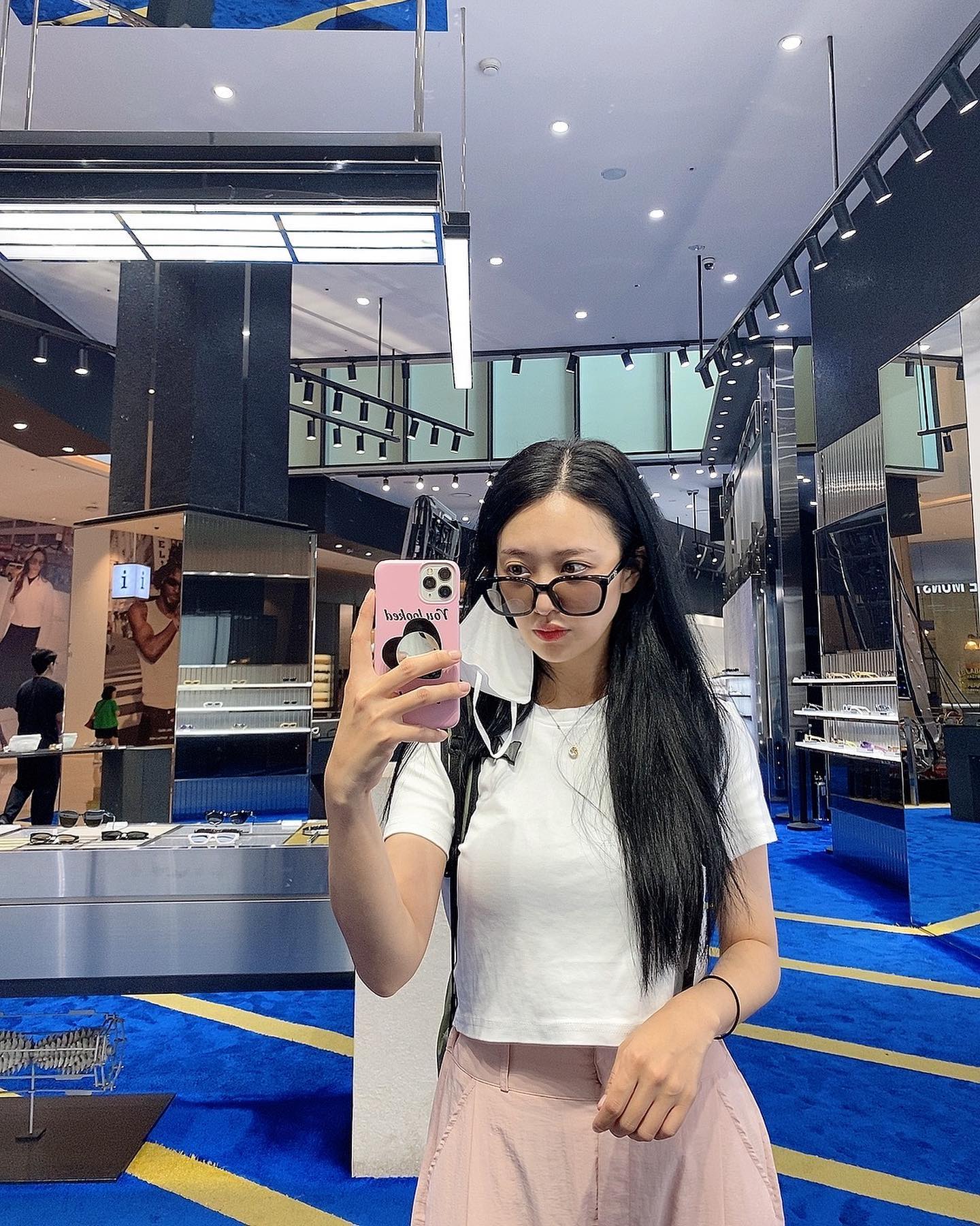 _
주말은 뷰티데이💕
미루고 미뤘던 패디받고 okeenail 
잠실가서 선물도 사는김에 젠몬가서 선글 탐색도 해보고
flowerwaxing 언니랑 수다도 떨고
집으로 달려와 싹 씻고
먹고싶었던 야채곱창으로 마무리💚💛🧡❤️🩷

#바쁜일상#바쁜하루
#뷰티데이#천호네일#패디큐어 
#새로산#위글위글#양산
#드디어#찾은#야채곱창맛집