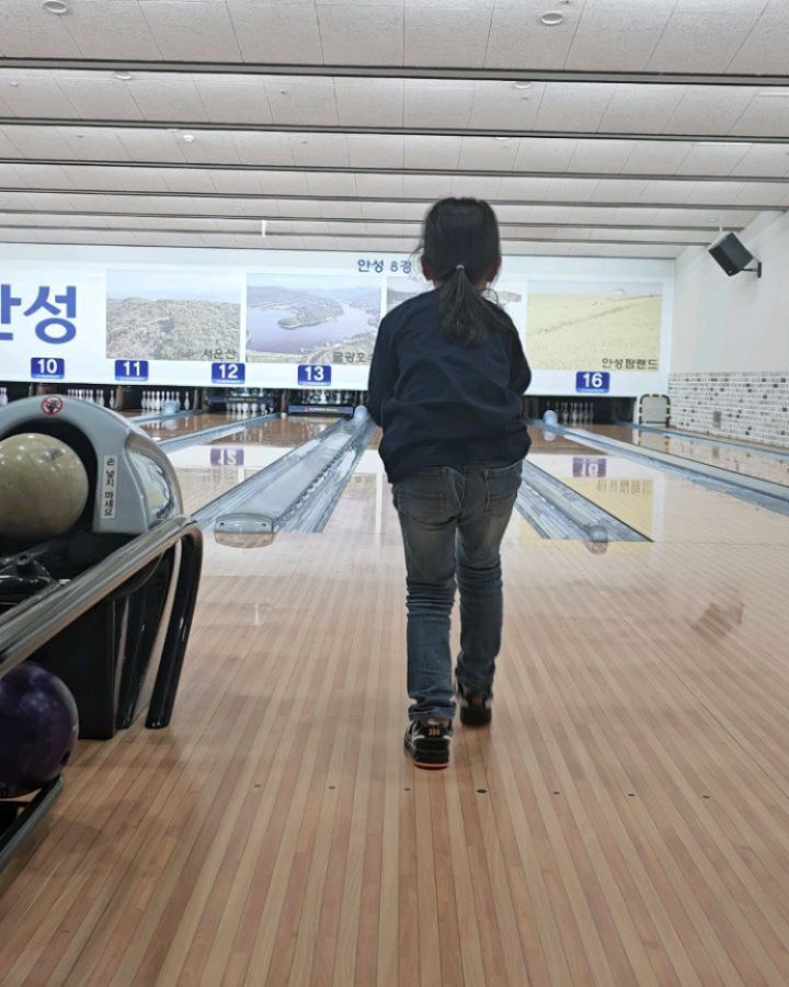 #볼링꿈나무 #볼링만N년차

아가씨때 치던 볼링, 임신 출산 육아로 내려놓고 있다가 안성와서야 제대로 쳐본다❤️
옛날포즈는 이제 나오지 않지만, 주말이 기다려지는 요즘.
8살 되고 예린이도 드디어 볼링.
하린아, 1년만 참자ㅜㅜ
아직 엉성하고 힘도 없지만 꾸준히 해주는 모습이 기특하다.
엄마빠가 이래라저래라해서 싫다하는 아이이다...🤣🤣

#볼링스타그램 #볼러가족 #가족스타그램