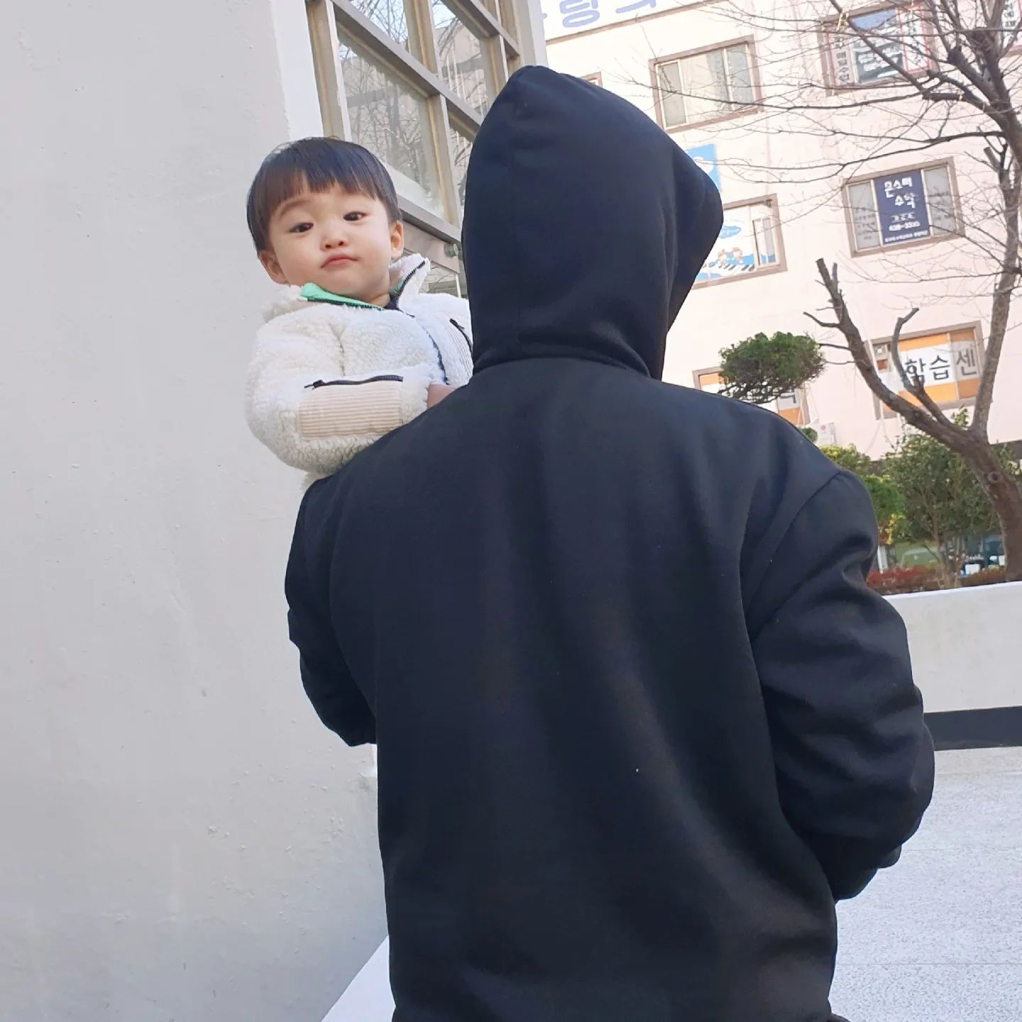 ❤️사랑하는 내 가족❤️
#둘에서셋그리고넷

올해도 당신들이랑 함께라 너무너무
행복하고 감사합니다ෆ˙ᵕ˙ෆ

1년사이에 훌쩍 커버린 우리아가 이든
이제는 그만 아프고🥲 엄빠랑 많이 놀자

뱃속에 있는 우리 오복이 부디 두달만 더
쑥쑥 잘 자라서 아빠 엄마랑 형아랑 놀자

어느새 내 인생 딱 절반 15년을 함께 
지켜주고 8번째 크리스마스를 
함께 보내주는 울 신랑ෆ
항상 서투르고 부족해도 매번 져주고
이해해 줘서 고맙고 미안해요❤️

그리고 가까운 곳에서 항상 도와주시는
울엄빠 시엄마 감사하고 사랑해요･᷄-･᷅
더 잘할게요•̀ᴗ•̀ෆ

메리 크리스마스🎄