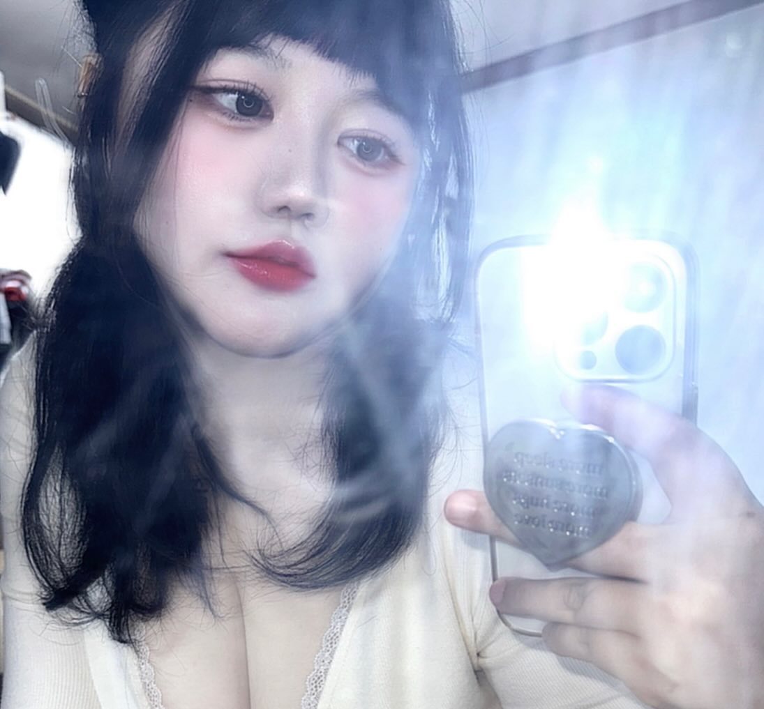 거울샷 좋아.. 거울 더러운 거 빼면 좋은데.. 거울이 잘 안 닦여요..
#청주시 #거울샷 #거울셀카 #셀카📷 #얼스타그램 #리본 #브이넥니트ㅣ
