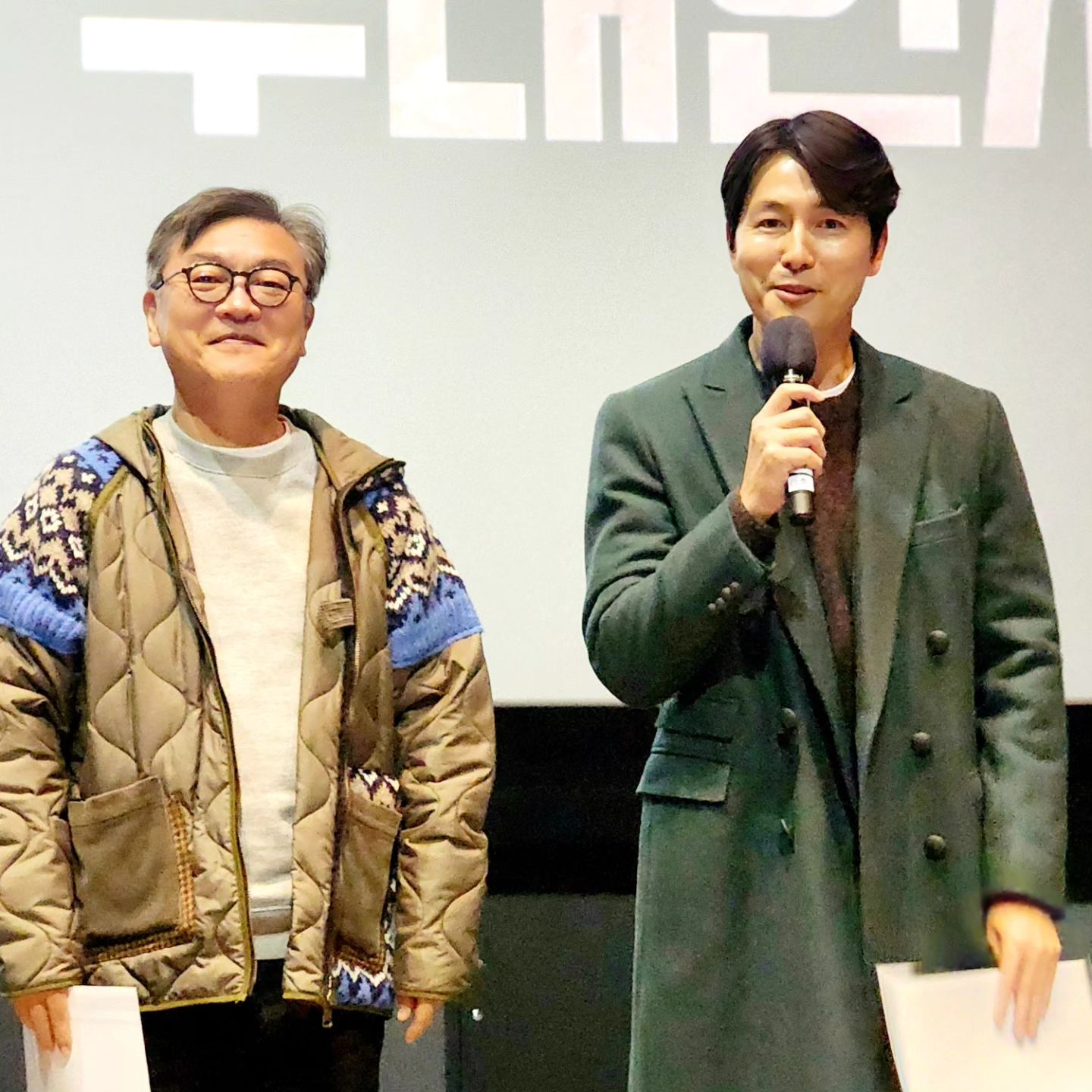 안녕하세요! 영화 리뷰쓰는 블로거 <황씨네> 입니다~
오늘은 2023년 11월 22일 극장 개봉한
영화 <서울의 봄>의 무대인사 다녀왔어요~^^ 

🎬 제목 : <서울의 봄>
🔴 등급 : 12세 관람가
🟡 장르 : 드라마
🔴 국가 : 대한민국
🟡 러닝타임 : 141분
🔴 배급 : 플러스엠 엔터테인먼트
🟡 감독 : 김성수
🔴 주연 : 황정민, 정우성, 이성민, 박해준, 김성균
🟡 2023년 11월 22일 대개봉❗❗ 

#서울의봄 #영화서울의봄 #황정민 #정우성 #이성민 #박해준 #김성균 #11월22대개봉 #서울의봄무대인사

일단 실제 일어났던 이야기를 실화를 가지고 상업영화로 만들어 낸 작품 중 이보다 뛰어난 작품을 찾을 수가 있을까? 

황정민 배우님이 연기한 전두광이는 섬뜩할 정도로 싱크율 100%를 만들어냈고, 정우성 배우님이 연기한 이태신 장군은 진심 미치도록 멋있는 캐릭터인데, 얼굴도 잘생김 완전 미쳐버림ㅋㅋ 

12월 12일 군사반란 사건을 전혀 몰라도 충분히 이해할만큼 친절히 설명돼있어서 너무 좋답니다. 

N차 관람해도 재밌는 영화는 진짜 오랜만이네요! 영화관 굿즈도 퀄리티가 높더라구요^^ 

460만명이 손익분기점인데 개봉 1주만에 200만명을 돌파한 것으로 봐서 쉽게 넘기지 않을까 생각되네요. 인기가 없을 수가 없는 배우진들임...

🔴줄거리 소개🔴 

1979년 12월 12일, 수도 서울 군사반란 발생 그날, 대한민국의 운명이 바뀌었다 대한민국을 뒤흔든 10월 26일 이후, 서울에 새로운 바람이 불어온 것도 잠시 12월 12일, 보안사령관 전두광이 반란을 일으키고 군 내 사조직을 총동원하여 최전선의 전방부대까지 서울로 불러들인다. 권력에 눈이 먼 전두광의 반란군과 이에 맞선 수도경비사령관 이태신을 비롯한 진압군 사이, 일촉즉발의 9시간이 흘러가는데… 목숨을 건 두 세력의 팽팽한 대립 오늘 밤, 대한민국 수도에서 가장 치열한 전쟁이 펼쳐진다!