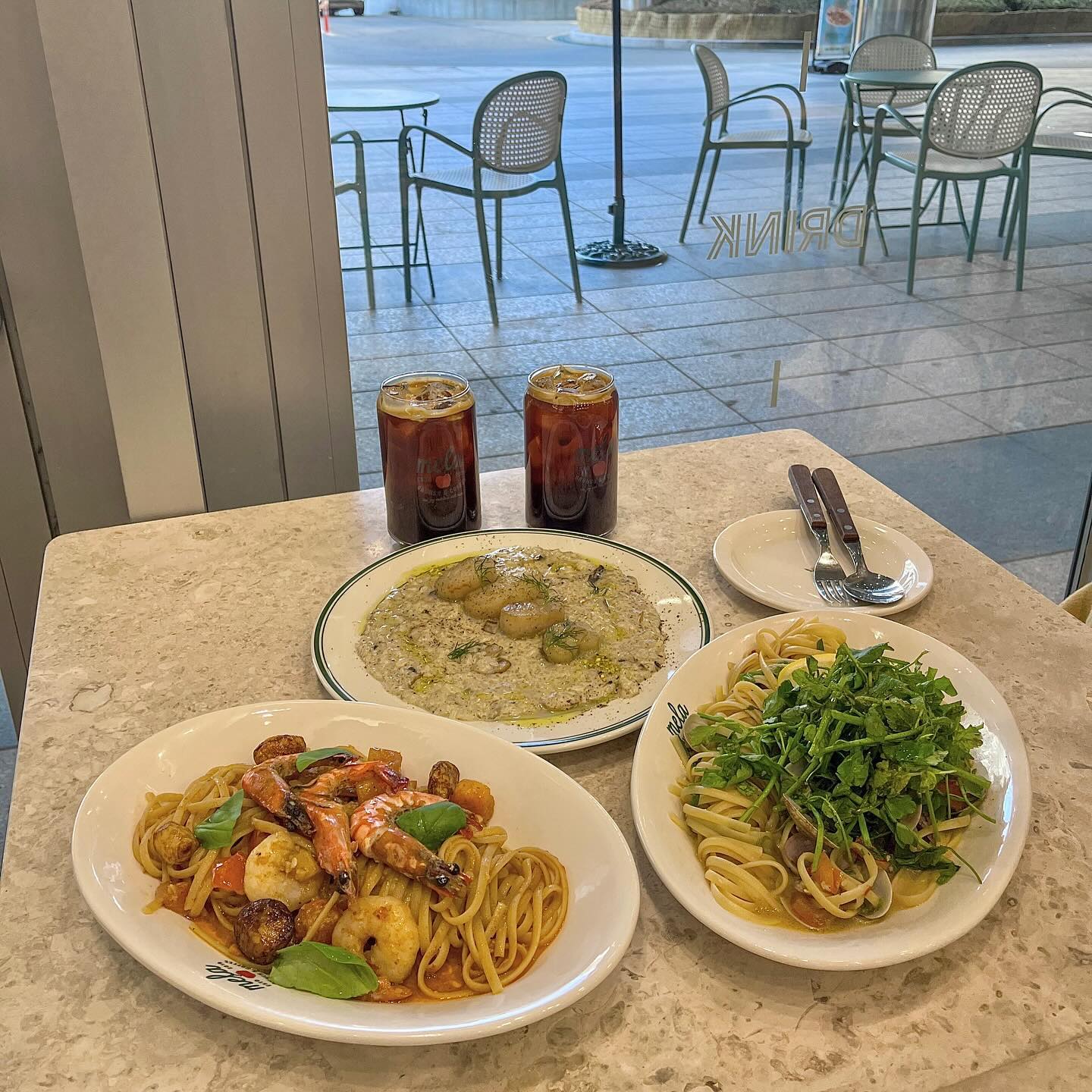 #
오랜만에 영등포 타임스퀘어에 갔는데
비쥬얼도 좋은데 맛까지 좋은 
브런치 카페가 생겼다고해서 다녀왔어요
　
📍 멜라 타임스퀘어점
　서울 영등포구 영중로 15 103-9호
　
⏰영업시간 매일 10:30~22:00 (L/O 20:30)
　
🚗 타임스퀘어 주차 ⭕
　
　
미나리 봉골레 - 19.0 🌱
통마늘 감베로니 - 21.0 🧄
관자 머쉬룸 크림 리조또 - 22.0 🍄
아메리카노(Ice) - 4.5 ☕
　
너무 기대가 컸던 미나리 봉골레,
바지락과 미나리, 토마토가 곁들여진
클래식한 조리법에 미나리가 더해진 오일파스타였는데
　
미나리 시즌이 아니여서인지
미나리 향이 조금 약해서 아쉬웠지만
건강하게 맛있는 파스타를 먹은 것 같았어요 🥰
　
사진 보고 그냥 맛있어보였던 통마늘 감베로니
통마늘, 구운새우, 토마토 레드페스토, 바질이 들어가
새우향이 가득했던 오일 파스타였는데
역시나 실패할 수 없는 조합이라 너무 맛있었어요 😋
　
절대 맛 없을 수 없는 관자 머쉬룸 크림 리조또
버섯, 치즈, 피스타치오, 마스카포네 크림이 어우러진
크림 리조또 위에 버터에 구운 관자가 올라가있는데
저희의 원픽 메뉴였답니다 🫶🏻
　
　
맛있어보이는 거 먹고싶은 거 다 시켰는데
이외에도 궁금한 메뉴가 너무 많았어요,
　
청첩장 모임으로도 좋은 곳으로 유명한지
저희 근처에 예신들이 두 테이블이나 있더라구요