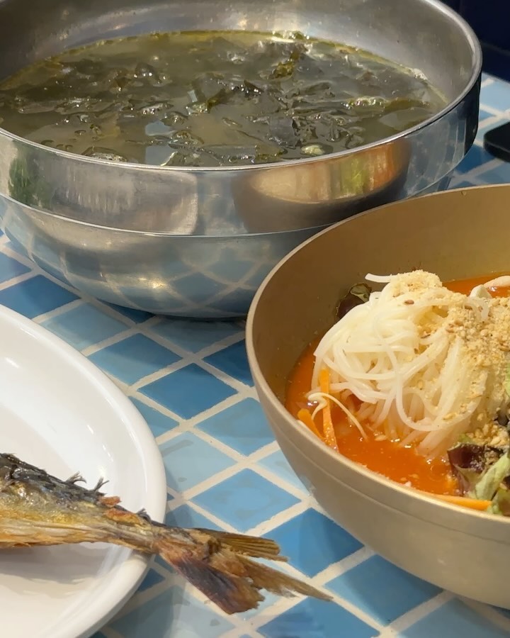 #협찬 #어부장_동춘점

얼마전에 아빠와 너무 맛있게 먹었던 횟집 
남자친구랑 점심백반도 먹으러 방문해봤어요 - 

아무래도 여러가지 메뉴를 먹으려면 가격도 걱정이죠.
가성비 갑으로 점심특선메뉴 추천드려요.

회 백반이라고 하면 생소한데 나오는 메뉴를 보시면 다양하고 꽤 괜찮아서 다음번에는 부모님들 모시고 와도 좋겠다 생각했어요.

점심에는 아무래도 백반이 주된 메뉴였고, 단품은 불가능한 메뉴도 많으니 미리 확인하시고 가시는걸 추천 ! 
물회 회덮밥 계란찜 회 생선구이 구성이 엄청나서 상다리 부러지는줄..

저희는 튀김까지 추가로 주문해서 먹었는데, 남자친구가 원래 튀김종류를 별로 좋아하지않는데, 저보다 더 많이 먹은건 비밀- 

재철 해산물과 회를 다양하게 먹고싶다면 어부장 점심백반 드시러 가보세요 ~ 

🚩 인천 연수구 동곡재로 20 1층, 2층

#동춘동횟집 #연수동횟집 #동춘회집 #동춘맛집 #연수맛집 #연수횟집 #동춘동가족모임 #동춘회식