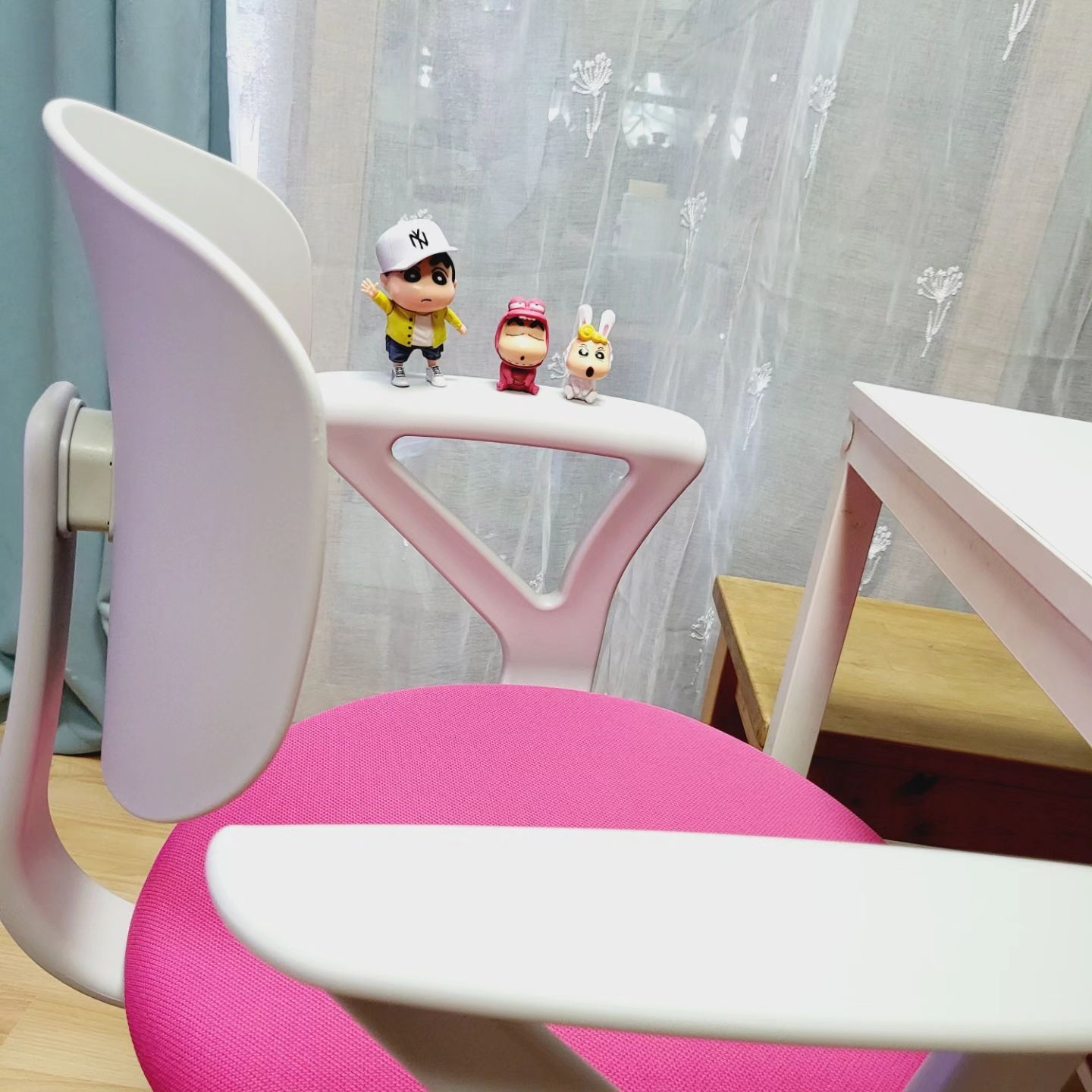 #광고 
#편안한의자 #보나체 #해리&샐리
아이들 책상의자로 딱이지~
역시 핑크는 진리
화이트등받이와 핑크좌석 이조합 너무좋아
폭신폭신 #원형의자 로 공부도 열심히 하자 
팔걸이부터 발판까지 내가원하는대로 제작 가능하지 
#상담실의자  #실험실의자
#나만의의자