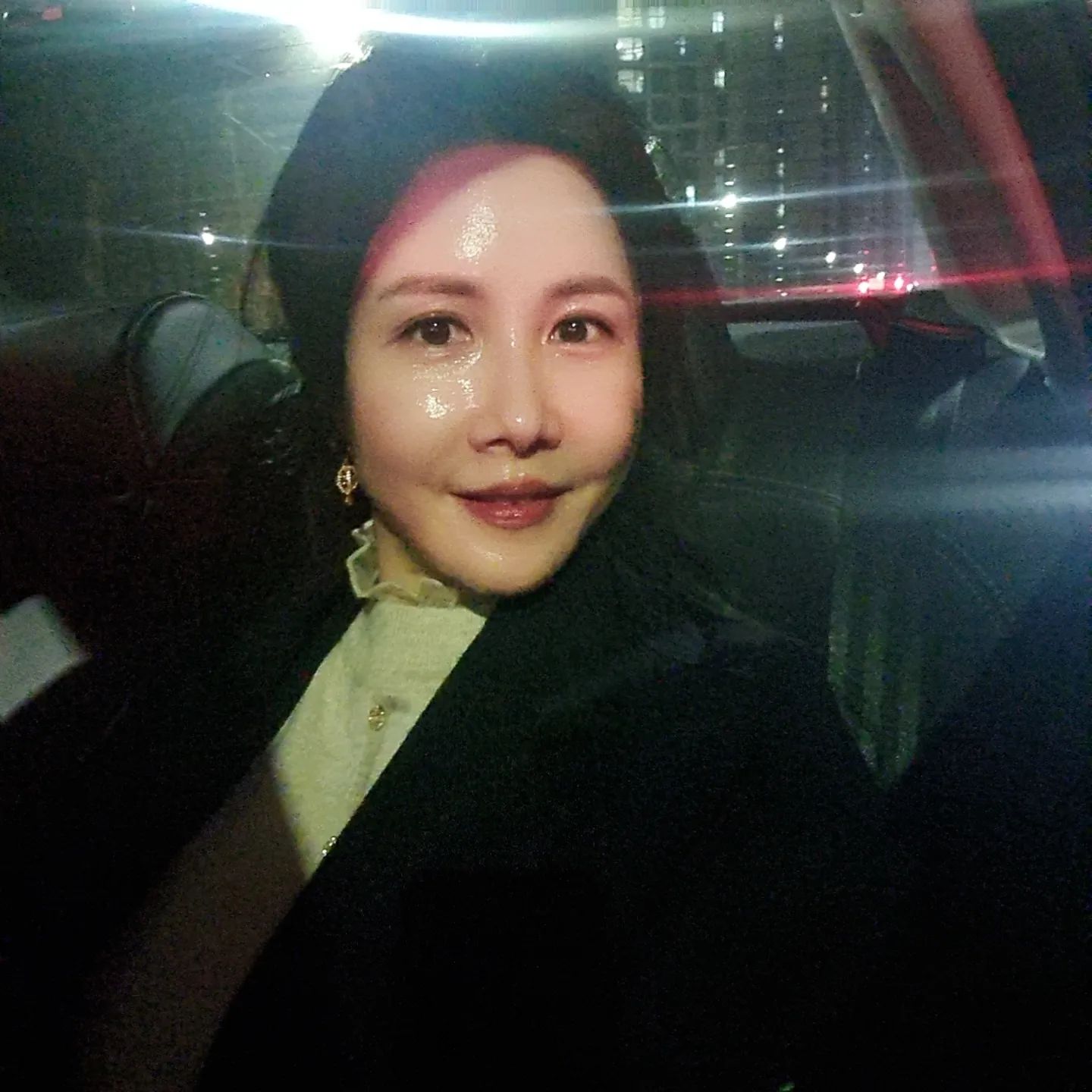 🌈꽃다운 대학생 시절의 별명이 <목적녀>였어요.

✔️의미없이 돌아다니고, 주제없이 수다떨며 시간 허비하는 것을 싫어해서 친구들이 붙여준 별명이었죠^^

🌈목적녀로 살아왔기에 참 열심히 달려왔지만...

✔️좀 재미없게 살았어요ㅜㅜ

🌈작년 이맘때, 피부 손상 사고로 모델일을 그만 두면서...

✔️이제는 한껏 즐겨볼거야!  마음 먹었지만...

✔️올한해 되돌아보니...
건강상의 사유로 아무것도 못했네요ㅜㅜ

🌈크리스마스마저 이렇게 <침대와 한몸>으로 보내게 될 줄은 꿈에도 몰랐어요ㅜㅜ

✔️건강 유투브 실시간 척추 강의를 들으며 연휴 첫날을 보냈습니다ㅋㅋ

✔️의료정보채널인데.. 
요즘 열심히 보고 있어요^^

✔️이러다 <근골격계 전문가> 될 것 같아요 ㅎㅎ

🌈절대 안정을 취해야하는 시기이지만..

✔️그래도 몰래 집탈출해서 <서울의 봄> 영화도 보고, 맛집도 다녀왔어요^^

참 잘했지요?^^

🌈이제는 <목적녀> 말고...
<하루살이, 불나방>처럼 순갼순간을 즐겁게 누리자^^

✔️요즘 하도 우울하고 답답해서..
병원 다녀오는 길에 급검색, <신점>을 봤는데요 ㅎㅎ

✔️<신점>이라는게.. 사기스럽기 그지 없더군요ㅜㅜ

✔️극T인 제가 듣기에는 그저 어이가 없을 뿐...

🌈힘들어도 <신점> 따위 관심 끄고..

✔️<나의 행복&건강>이 신념이 되어야 겠어요^^

✔️건강하면 모든 게, 저절로 다 되는거니까요^^ 활력있고, 즐겁고, 희망적이고~~~

🌈얼른 건강 회복하고...
불사조처럼 되살아 나고 싶어요 ^^

✔️<쌩쌩여사>로~~~~^^

🌈건강기원, 건강다짐하면서...
올해를 마무리해봅니다.

✔️여러분께도 건강인사 올릴게요^^

건강한 크리스마스 보내세요~ 

🌈Healthy Christmas🎄

#건강이최고 #메리크리스마스 #행복하자 #섬유륜파열 #재활 #건강회복 #건강기원 #힘내자