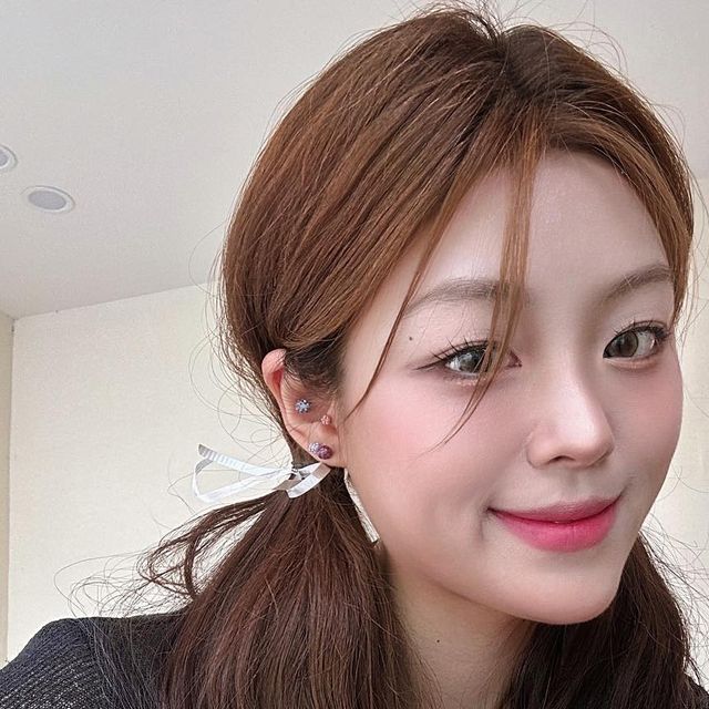 고은이예뻐! on Instagram: "#제품제공 피어싱 뭘로 할까 고민하다가 이번엔 미러볼 피어싱으로 해보림..🫶 코팅 되어서 머리에도 안걸리고 오래가구, 스와로브스키라 더 반짝거