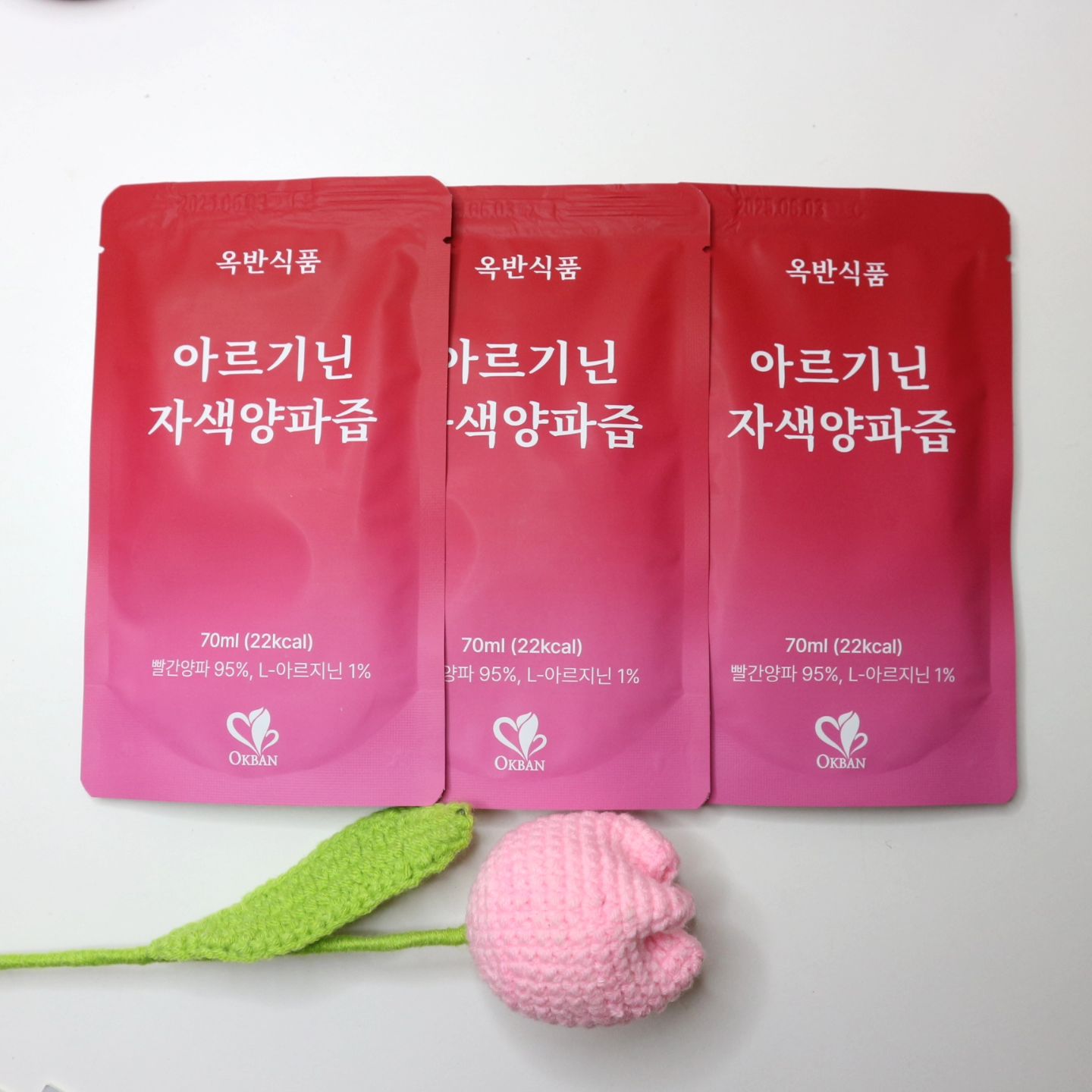 #광고 #제품협찬

옥반식품 자색양파즙.

학생 때부터 양파즙을 자주 챙겨 먹었었거든요.
이번에 먹어본 옥반식품 자색양파즙은 사과 첨가로 양파냄새도 덜 나고,
국내 최초로 아르기닌이 들어간 양파즙이라 완전 일석이조더라고요!

요즘 아르기닌이 대세인데 따로 챙겨 먹을 필요없이
옥반식품 자색양파즙 하나로 충분할 것 같아요👍👍

요즘 집에서 일하는 시간이 많은데 매일 두 포씩 먹는 중이랍니다!
양파즙 특유의 맛 부담스러워했던 분들이라면 추천드리고 싶어요~

#양파즙 #아르기닌 #자색양파즙 #빨간양파즙 #아르기닌효능 #아르기닌음료 #무안양파즙 #양파즙효능 #양파효능 #옥반식품