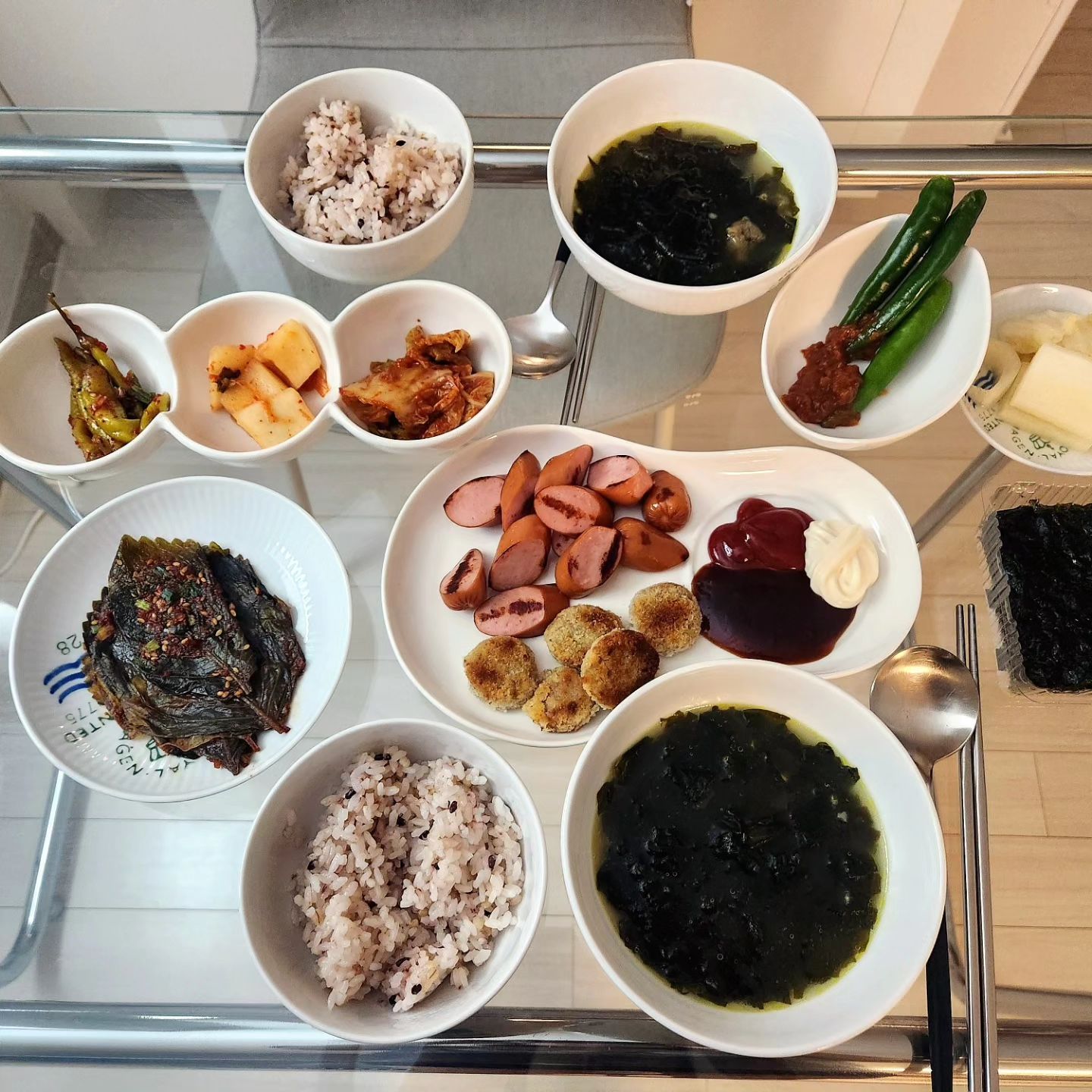 .
매일 외식하는 것 같지만 외식은 주 2회
많으면 3회 그 외에는 무조건 집밥✔️
어쩔 때는 너무 귀찮기도 하지만 내가 집밥을
좋아하기 때문에 부지런히 하는 중
시켜 먹건 포장해서 먹건 전혀 상관 안 하는
남편이지만 그래도 따뜻한 집밥이 최고💕

#집밥메뉴 #돼지고기김치찜 #순두부찌개 #산적꼬지 #동죽조개된장국
#수제짜장 #한우미역국 #꽁치김치찌개 #나물비빔밥