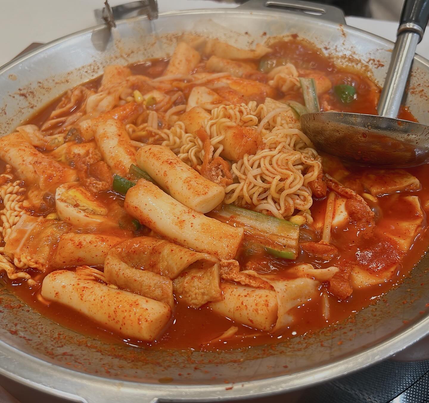 -
#20240111_목요일 

상호명 : 남도분식
위치 : 서울 영등포구 영중로 15 타임스퀘어
빨콩떡볶이(18,000원), 납작만두(6,500원), 남도참치김밥(6,000원)

오랜만에 서울번화가(?) 나가서 동생이랑 점심먹으려고 들린곳
그거알아요?? 다이어트하고 식단한다고 하면 약속 많아지고, 떡볶이가 그렇게 땡겨요...그래서 동생이랑 즉석떡볶이 먹우러.....💚
떡볶이는 매일매일 먹어도 안물리는데.. 왜 다이어트하면 못먹는지 😭

#자취생음식 #영등포 #영등포맛집 #타임스퀘어맛집 #즉석떡볶이 
#떡볶이는사랑입니다❤️ #다이어트실패다그램 #다시하지뭐 #화이팅 
#즐겁게 #건강하게먹기 #잘먹었습니다