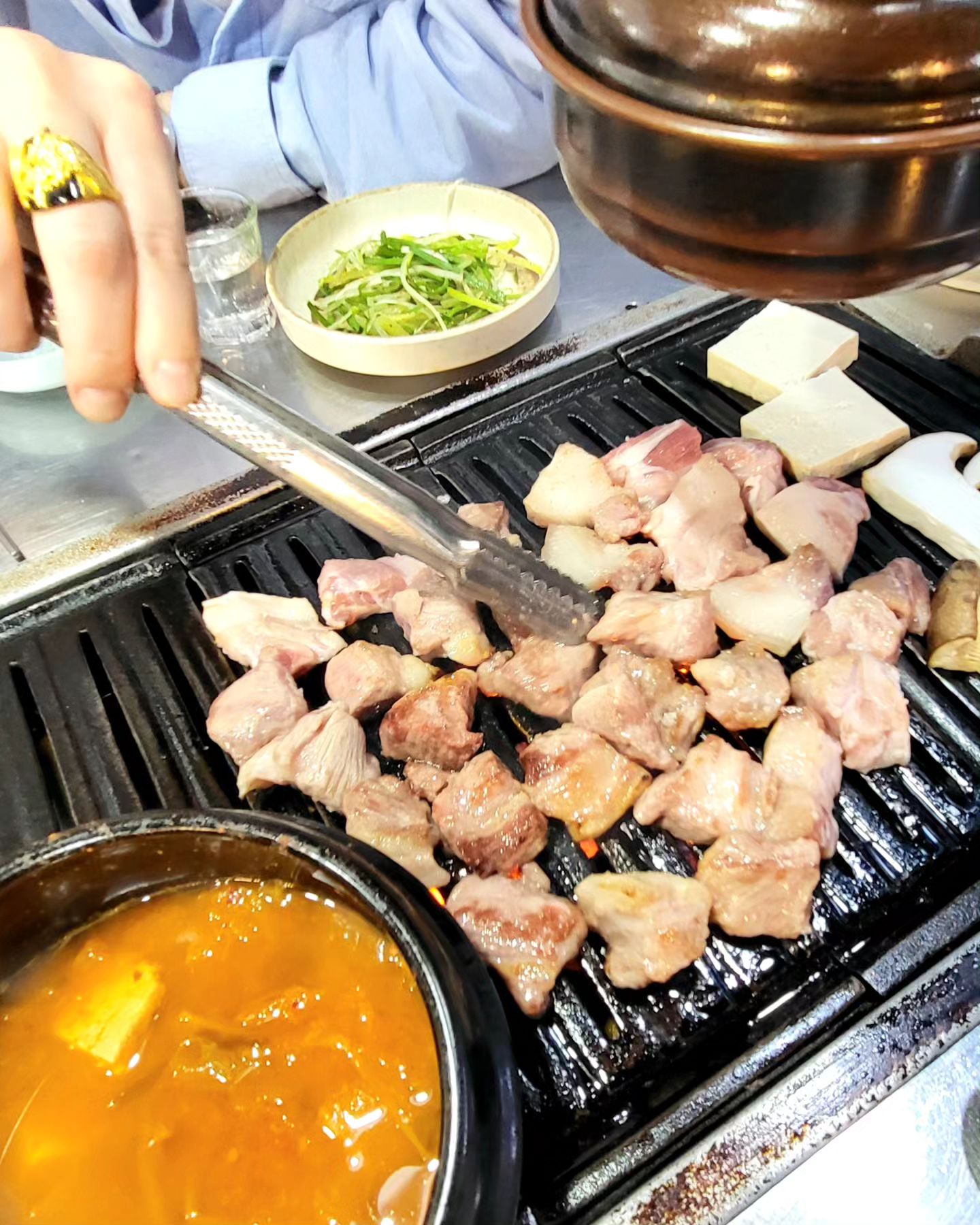 #협찬

옛날 감성 가득 나는 #상록수역맛집
#돈방석연탄구이 다녀왔어요🤗

평소에 고기 킬러인 남편과 
뒷고기1인분 주먹고기 1인분
추억의 도시락 계란찜 주문했네요😛

은은하게 연탄불로 구워지는 고기맛이라
더욱 맛있게 먹었답니다👍👍

쌈장과 와사비를 넣어서 쌈 한쌈
싸먹으면 정말 꿀맛이에요🫶🏻

이모님들도 다들 친절하시고
고기를 주문하면 바로 오셔서 고기를
직접 썰어주시는 재미도 쏠쏠하네요💕

#안산상록수맛집 #안산상록수역맛집 #안산본오동상록수역연탄구이맛집 #안산본오동상록수연탄구이맛집 #제제부부💖
