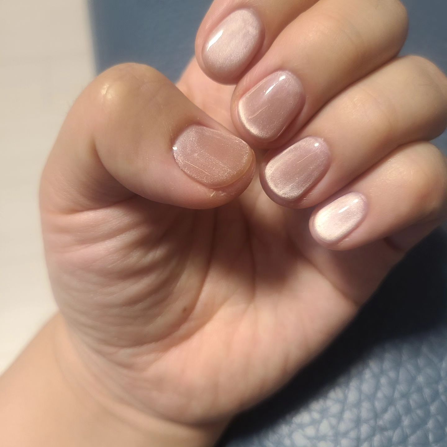 언니가 최고~♡ 일하면서 1년넘게 봐온 언니가
기분전환용 난생처음 젤네일도 받게 해주시궁 스벅가서 커피까징 ♡.♡
사진은 못찍는 떵손이지만
그래두 넘넘 예쁜손톱덕에 기분은 날아갈듯~