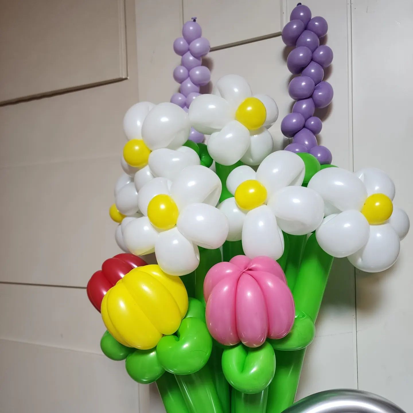 손가락과 바꾼 꽃다발💐

요령이 없어서 몇개나 터트렸는지 모르겠지만
아무튼 우리 장남 초등학교 졸업 꽃다발 완성😆
생화꽃다발 살 가격으로 풍선 대량주문했으니 주구장창 만들어야겠다🤣🤣

장사는 못 하겠다
이건 노동력이 어마어마해 ㅋㅋ재료비 0.5 인건비 9.5 ㅋㅋ
손가락 아프다🥲🥲

.
.
.
#대형꽃다발 #엄마표꽃다발 #데이지풍선꽃다발 #튤립풍선꽃다발 #졸업식꽃다발