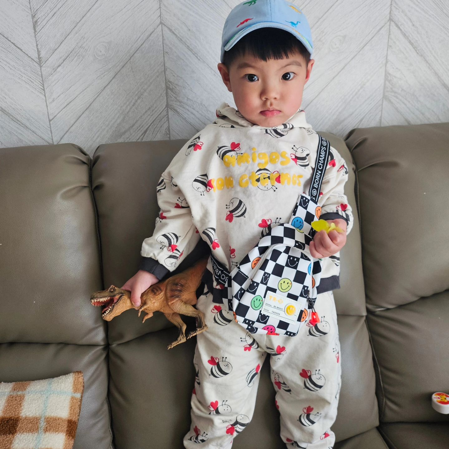 머리 이발하고 부쩍 엉아느낌 뿜뿜 
오랜만에 진선이네랑 소림이 만나서 
파주 카페투어! 
#207feet 지게차도 있고 캠핑카도 있고 
볼거리 가득에 좌식테이블까지
오랜만에 보는 대호는 부쩍 커있었고 
로운인 동생을 너무 좋아해서 자기가 좋아하는 떡뻥도 
계속 나눠줫다는 아기새처럼 입벌려 받아먹는 대호땜에 
이모삼촌 심쿵 서윗한 로운이때문에도 심쿵 🥰
사랑해 내아들 !! 
친구들아 자쥬보쟈 ㅋㅋㅋ 
우리사진은 하나도없는건 함정..

jinsunny9215 nani_mohani ktt30189564 

#아기랑카페 #파주카페 #파주카페추천 #25개월아들 #아들맘 #맘스타그램 #소통 #일상 #일산맘스타그램 #아기랑가기좋은곳