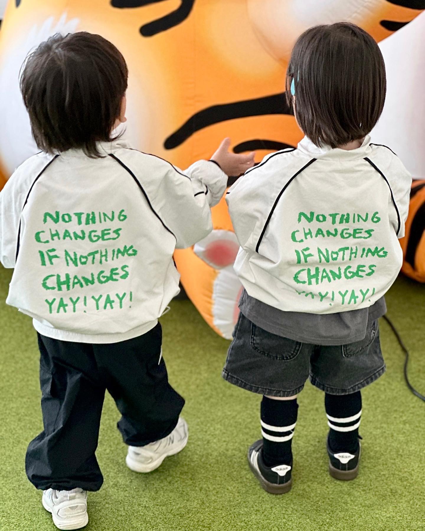 함께라서 두배세배 신난 울 애기들🥹❤️
뒷모습두 넘 이뽀🤭❤️ 울 아이들 늘 행복하쟈🩷
발빠르게 뛰어다닌다고 바빴던 미니하니의
#어린이날 🥰❤️ #겹겹이 쌓인 또 하나의 #추억
#우리의우정 세상 모든 아이들
#모두모두 #행복하길 🫶🏻🤍
⠀
만나서보니 의도치않게 자켓 맞춰입음🤣🩵
휘뚜루마뚜루 소화하기 좋고 힙한자켓이라
첫눈에보고 겟했는데 역시 넘넘 유용함🫶🏻
⠀
yay_yay_pohang 예예 애정합니다🩷

⠀
⠀
⠀
⠀
⠀