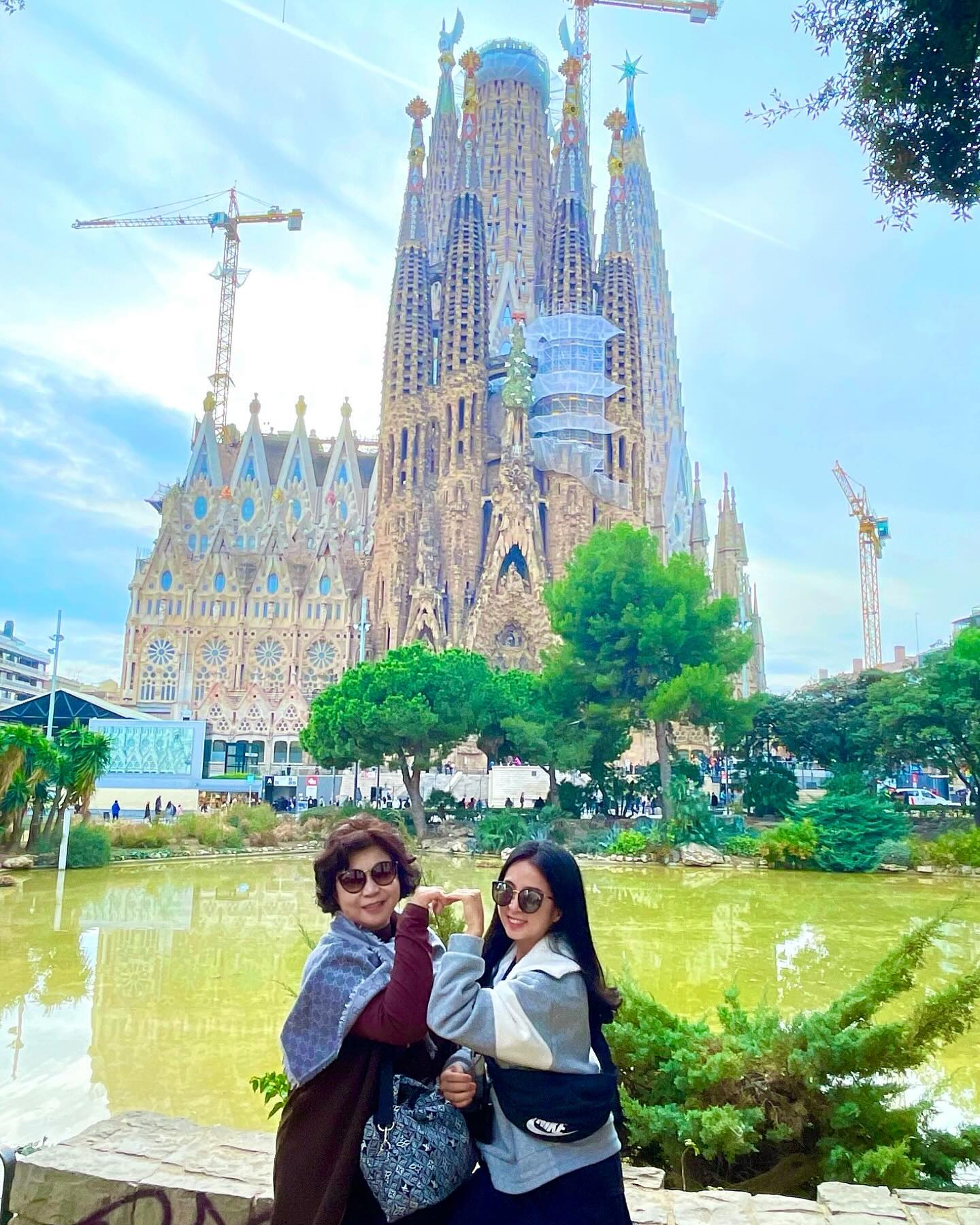 사그리다파밀리아 대성당💗
다시 와도 봐도봐도 좋은 바셀🫶🏻

#스페인#바르셀로나#모녀여행#사그리다파밀리아 #spain#barcelona #sagridafamilia #travel