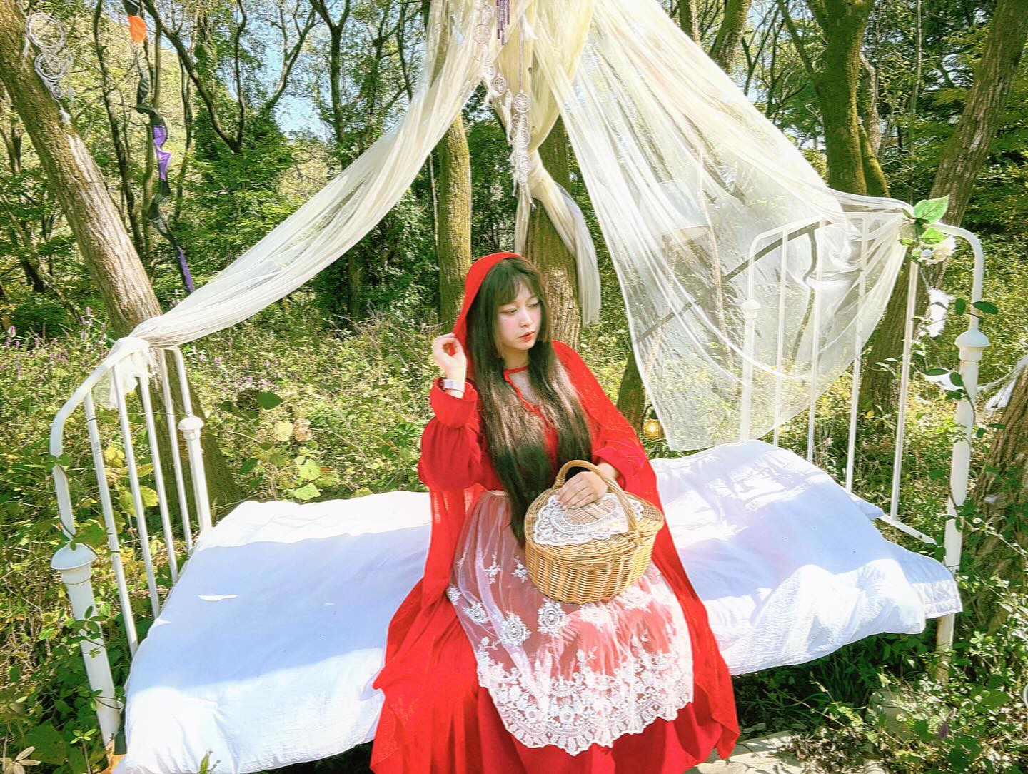 이쁘다고 소문난 카페 사진찍으려고 옷 코디를 빨강망토로 잡고 원피스에 레이스에이프런 하고 바구니까지 바리바리싸들고 ㅋㅋㅋㅋㅋㅋㅋㅋㅋ 출발해서 얻어낸 결과물  #빨강망토 #컨셉촬영 #컨셉사진 #에이프런 #숲너울 #카페  #셀프사진 #아이폰사진 #아이폰
