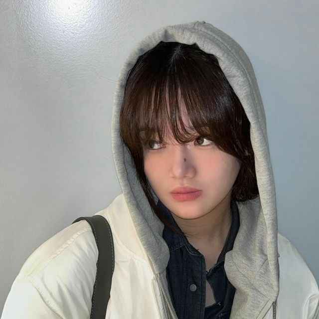 JIHYE on Instagram: "#광고 @vivabrown_official 루즈한 실루엣 바탕의 후드 레이어드 숏패딩☃️🤍 . . #비바브라운#비바브라운패딩#패딩#패딩추천#여자패딩#크롭패딩#풀아우터#자켓#점퍼#OUTER#PADDEDJAC