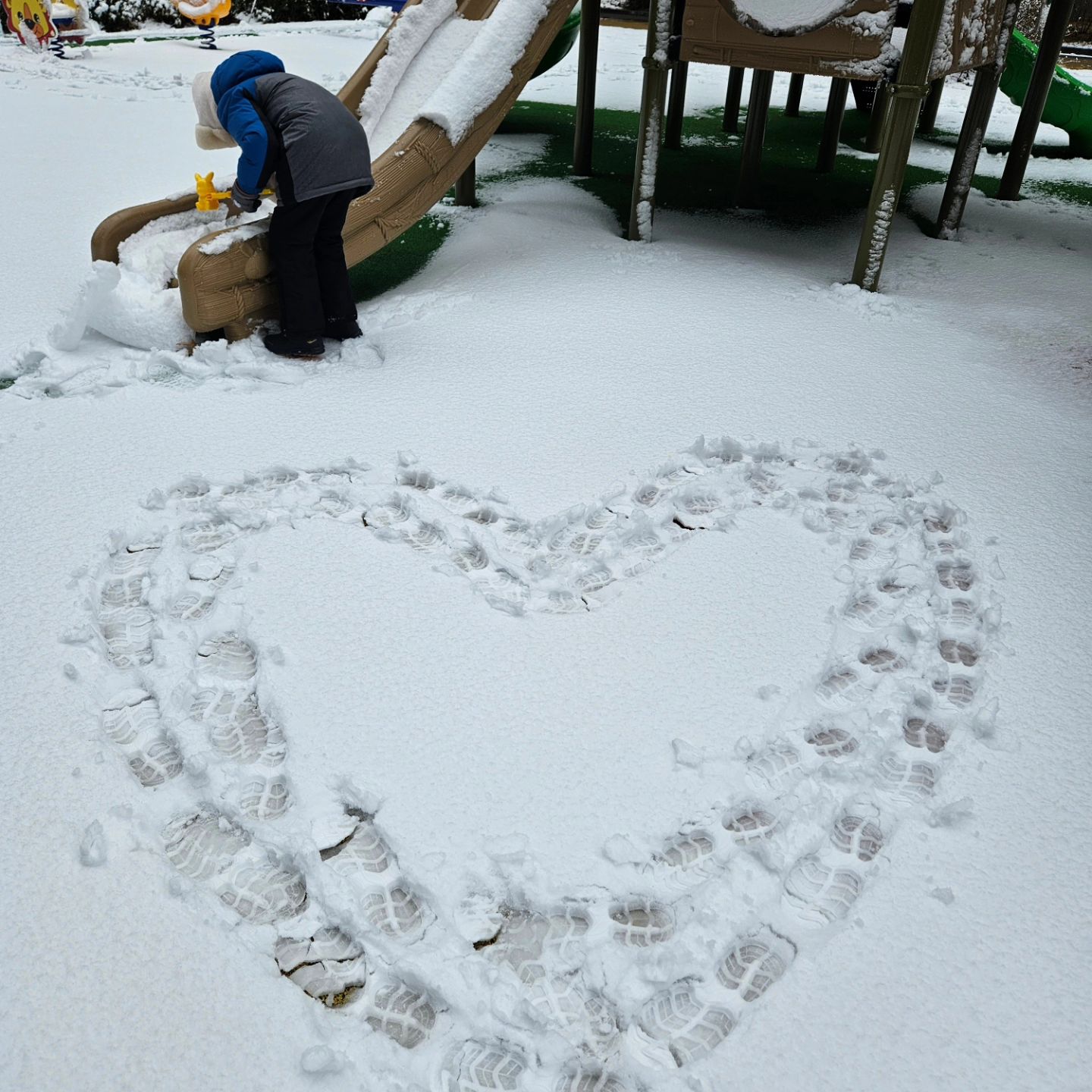 이번주에 비가 계속 오더니 눈으로 바꼈다~ 🌨
제법 쌓여서 눈 밟으러 놀이터 나가서 눈놀이ㅎㅎ⛄️
아이는 피카츄도 만들고 스키복입은김에 눈 위에서 뒹굴뒹굴😆😁
날씨가 따뜻해서 이대로 봄이 오나 했는데 그래도 눈이 와서 좋았다
#스노우데이 #눈놀이 #눈밟기 #피카츄눈사람