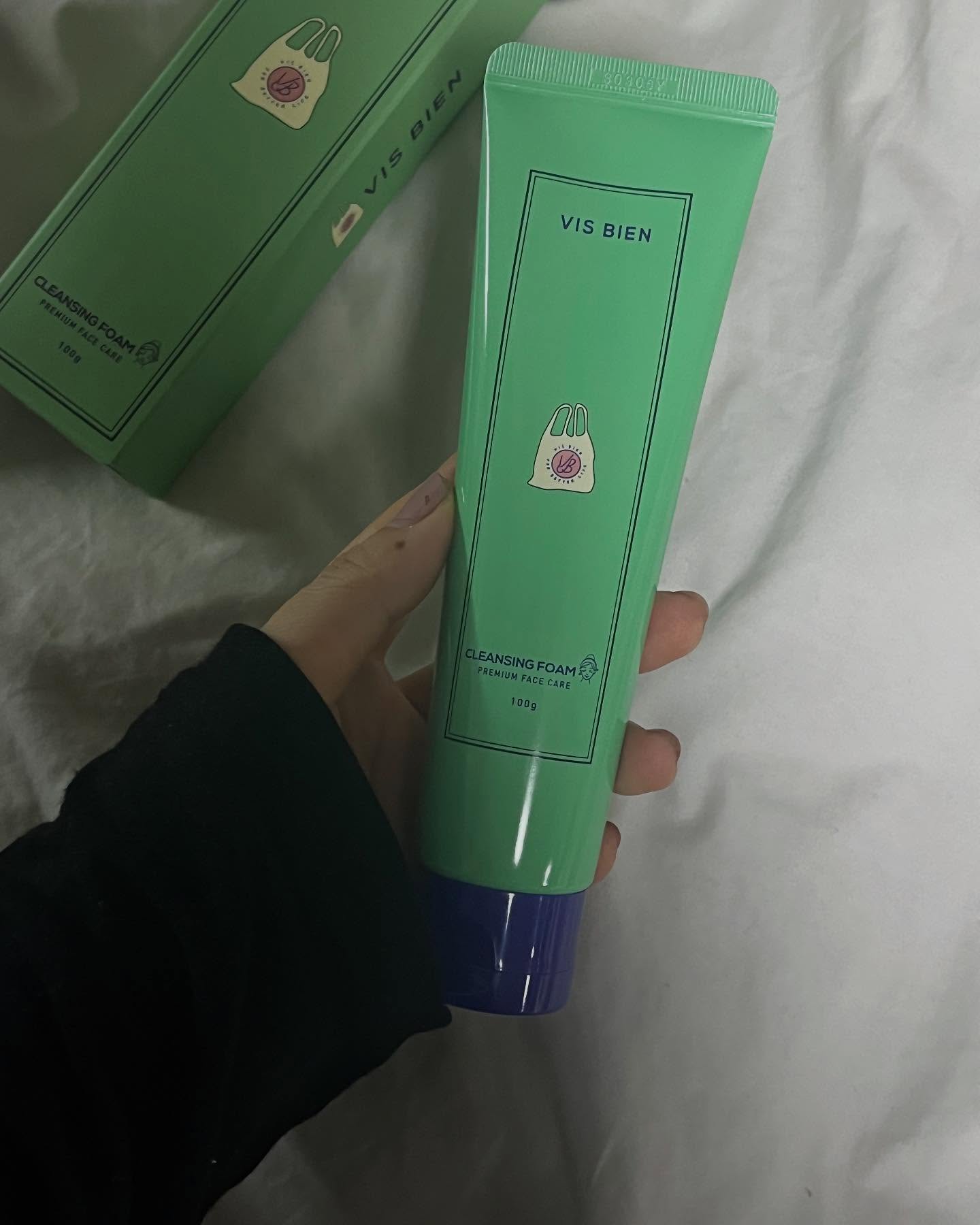 #협찬 폼클렌징은 기본중의 기본이지만 딱 적당하게 100점인 클렌징폼찾기가 어려운데, 나 찾았네? 쫀쫀한 폼이라서 거품도 쫀쫀하게 풍성하게 나오고, 그런만큼 말끔하게 클렌징이 되고, 세안후에 피부속 두꺼운 각질을 제거되서 매끈매끈 피부결이 만족스럽고, 세안후에 피부톤이 밝아져서 기분좋아짐. 히비스커스의 항산화 성분인 안토니아신이 주름개선과 피부 세포 재생에 도움이 되고, 피부 재생에 탁월하고, 오크라 추출물이 민감한 피부나 아토피 피부염을 완화 할 수 있다니, 예민한 피부인데도 말끔하게 씻긴후에도 붉어짐 1도 없이 매끈해서 대만족인데 데일리로 팍팍 쓰기에도 가격도 넘 착하잖아

_
▪️비스비엔 visbien_colligo 
▪️히비스커스 클렌징폼
▪️https://smartstore.naver.com/colligo_visbien/products/10195416847

_
#클렌징폼추천 #여드름클렌저 #약산성클렌징폼 #비스비엔 #남자클렌징폼 #딥클렌징 #순한클렌징폼 #모공클렌징폼