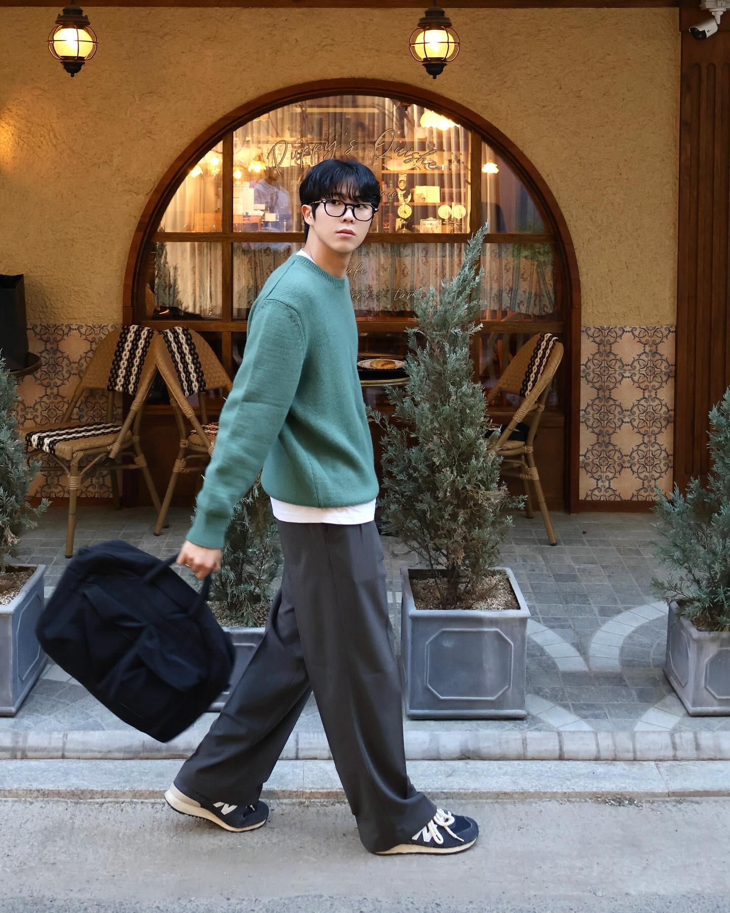 #광고 rawrow 
토트백, 크로스백, 숄더백, 백팩이 하나로?🧳
 
rawrow ’CITY WALKER LITE BRIEFCASE 011‘
로우로우라는 브랜드는 캐리어로 잘 알고있었는데 이런 가방도 정말 잘 만드네요👍 부드럽고 튼튼한 나일론 소재의 가방으로 최대 16인치 노트북 수납 가능하며 모서리 부분까지 감싸주는 보강재 처리(R-BUMPER)가 되어 있어 안심이 되는 것 같아요☺️
 
#로우로우 #시티워커 #로우로우가방 #RAWROW #CITYWALKER