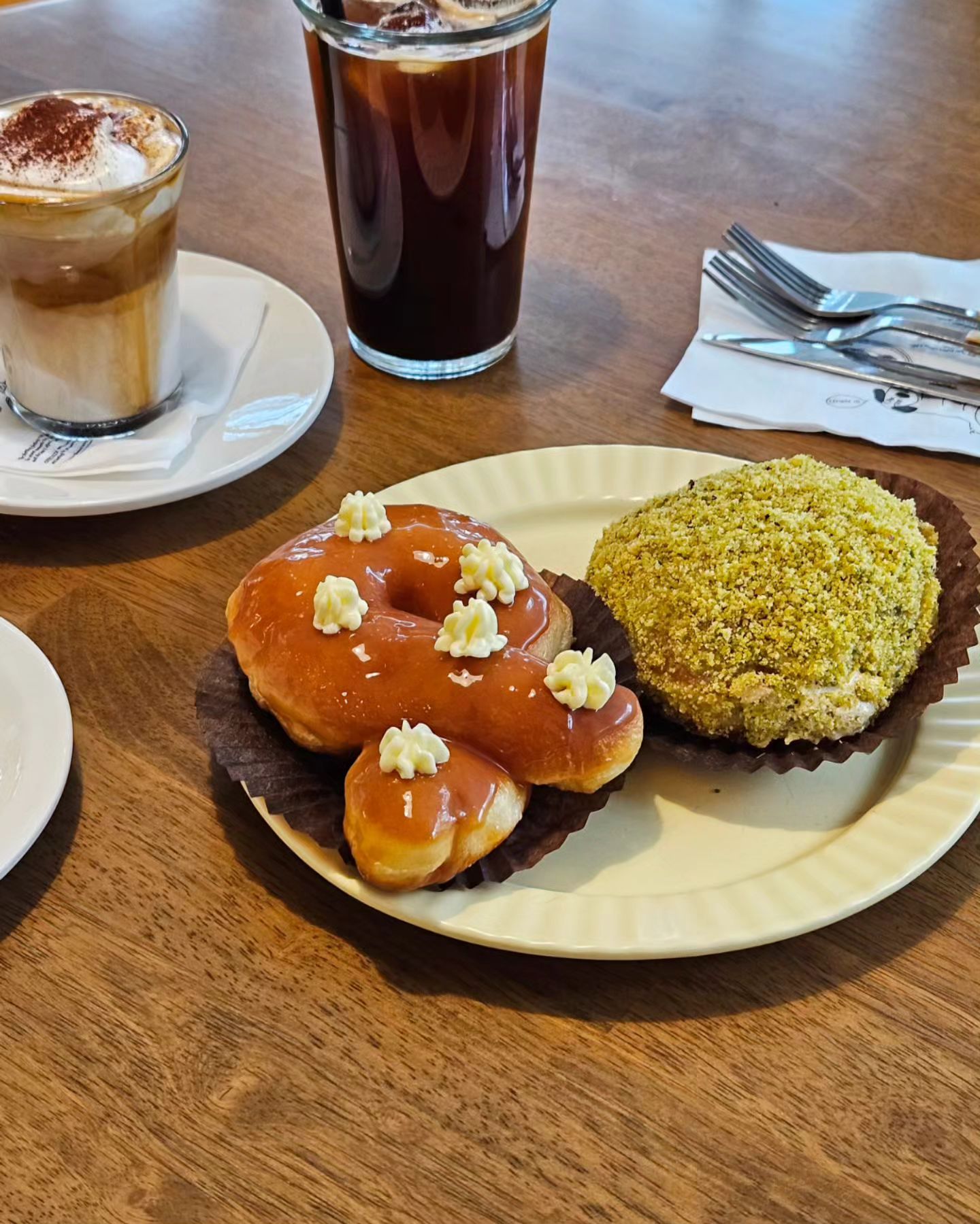 오랜만에 와도 이쁘고 맛있곰🍩

솔티카라멜도넛, 귀욤한 기본도넛에 쫀득🍯카라멜라이징
피스타치오도넛, 크림이 완전 한수위💚 또 먹고싶어욤

시그니처 커피 오릴리슈페너🤎

#오릴리도넛 #밤리단길카페 #일산케이크
#일산도넛 #블로그후기제공