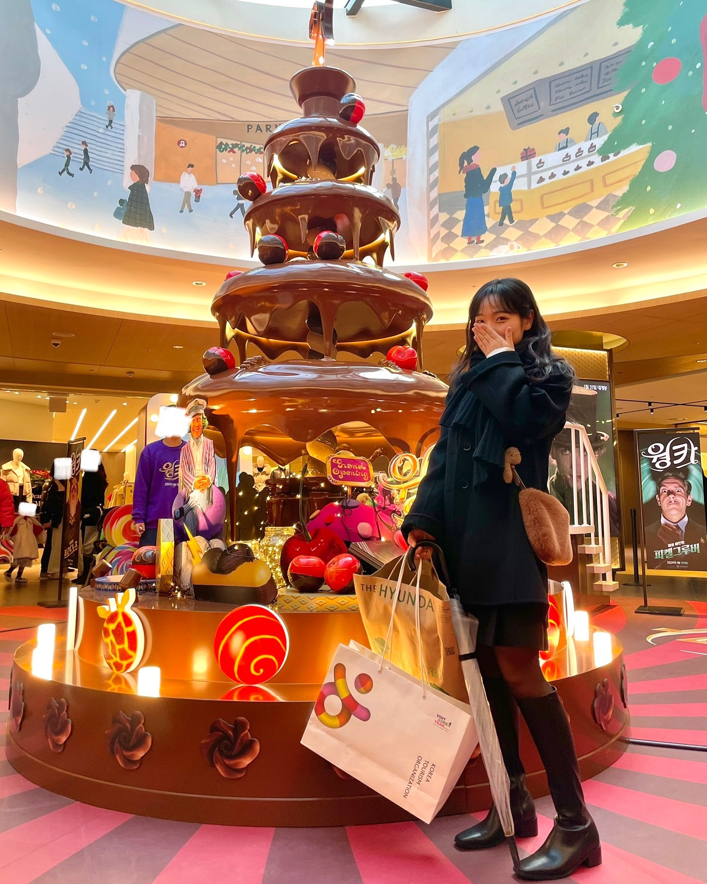 코엑스에서 집 가는 길에 재밌는 팝업 구경..🌟

초콜릿 트리 귀엽고..
찰리와 초콜릿 공장 어렸을 때 엄청 좋아했는데 웡카 영화도 재밌을 것 같다☃️

#웡카초콜릿트리팝업존 #웡카 #1월대개봉 #12월팝업스토어 #12월팝업 #코엑스팝업스토어