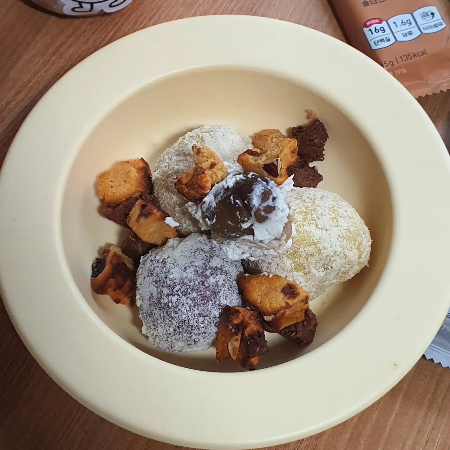 Rice cake crumble Yogurt bowl 🍡🥜
녹두앙금이 들어간 두텁떡 위에 💛
내 사랑 #오거트 밤 그릭요거트 안착 🌰
통밤이 통째로 들어갔을 뿐 아니라
사이사이에 잘게 다진 밤들이 씹히는게
달달하구 고소하구,, 난리난리에요 😚🤎
#뉴트리그램 솔직단백바 솔티드 피넛버터 맛으로
에프굽을 처음 해보았는데
이 단짠단짠함 강력하다 🙊🧡
따뜻하게 데워져서인지
땅콩의 진한 풍미도 더 깊게 느껴지구
소금의 짭쪼롬함이 받추어주는 느낌이랄까요 🧂
그냥 먹으면 땅콩카라멜 느낌이 오는데..
각이다 .. 🤦♀️♥️
_
#뉴포터즈6기 #뉴포터즈_지혜 #솔직단백
#그릭요거트 #밤그릭 #성수요거트