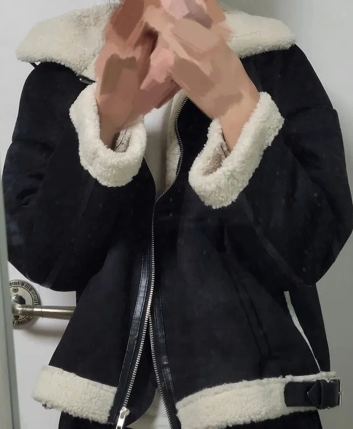 오늘은 에이블리에 입점해있는 Minlook이라는 쇼핑몰에서 내돈내산으로 산 무스탕 후기를 남겨보겠습니다!

​상품명-베이직 버클 집업 무스탕
정가-60,000원(현재 할인가 48,500원)
색상-black,brown
재질-스웨이드
사이즈-free

​저는 블랙으로 선택했고 쿠폰 써서 39,000원에 구매 했어요!
무스탕은 갈색이 많고 검은색은 좀 적어서 비싼 곳도 많은데 완전 싸게 샀어요.
안감이랑 카라부분은 밝은 베이지 색 뽀글이고
아랫부분에 보시면 벨트?같은 디테일이 있어서 예뻤어요.

털이 조금 묻어서 오긴 했는데  돌돌이로 떼면 될 것 같아요.
무스탕 중에 주름이 접혀서 가만히 있어도 접혀있는 것들도 많아서 걱정됐는데
이 무스탕은 재질도 엄청 부드럽고 주름도 안접혀서 좋아요.

또 겨울옷은 무거운게 많은데 이 옷은 가벼워서 입기 편해요,부해보이는 것도 아예 없습니다.

하이넥으로 연출해봤는데 
저 벨트로 고정시키는게 너무 유니크하고 
무스탕이랑 너무 잘 어울렸고 
길이도 딱 적당해서 편하고 따뜻했어요!
목도리 들고다니기 귀찮은데 하이넥이라 좋네요
또 하이넥으로 연출할 때랑 카라 내릴 때랑 느낌이 달라서 더 다양하게 연출 할 수 있어요.

#무스탕 #에이블리 #에이블리후기 #minlook #무스탕코디 #무스탕추천 #옷추천 #겨울옷 #좋반 #맞팔