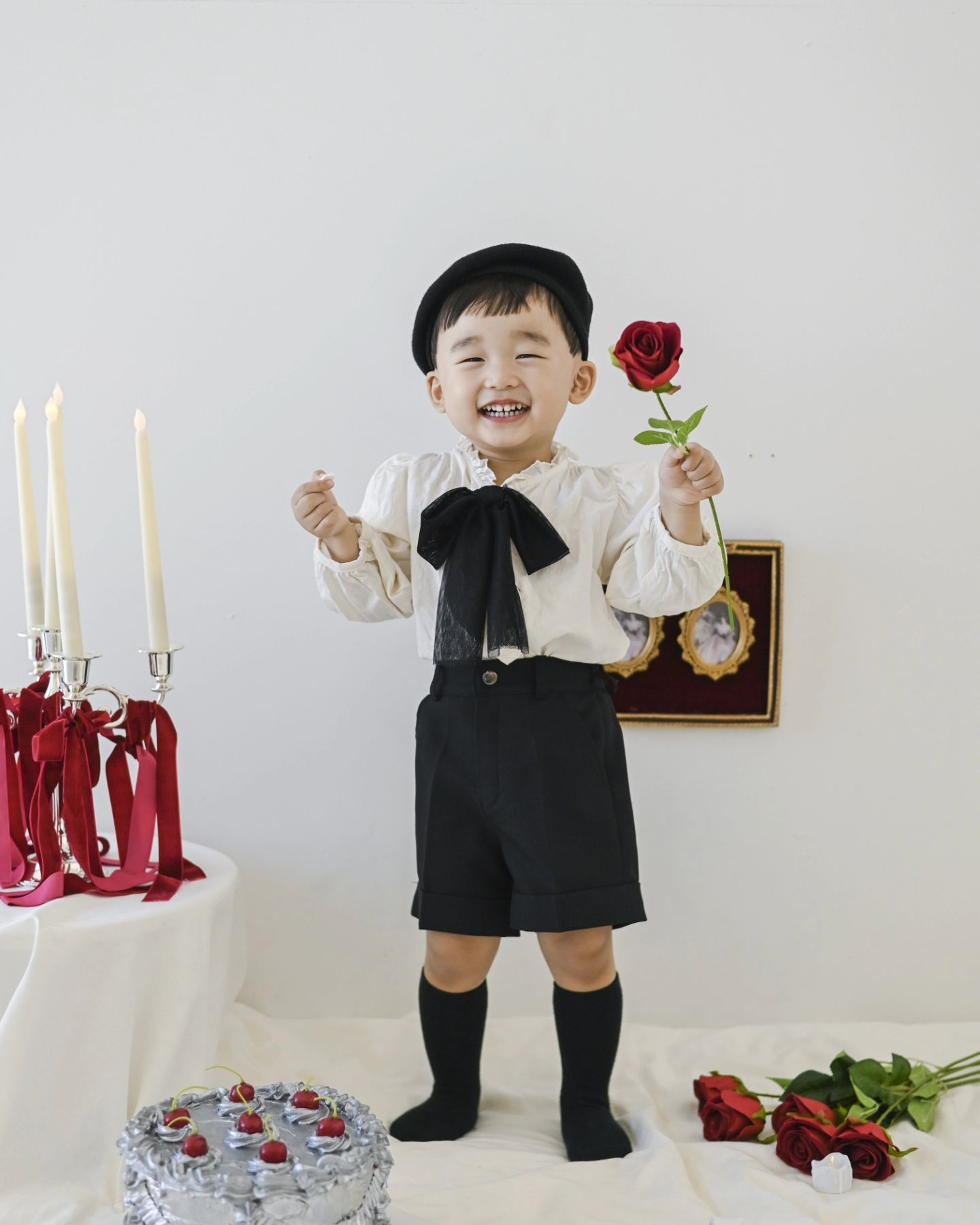 수호의 두돌맞이 촬영 
원본사진의 90프로가 웃는 사진🤣🤣 2컨셉촬영하고왔고 블랙생일파티와 발레극장컨셉 찍고왔어용!

원본사진인데 아직 어떤걸 보정할지 고민되서 아직 메일못보내드렸어요ㅋㅋ

다음번에는 발레 극장 사진 올려볼게용

#무무스튜디오 moomoo_studio_official