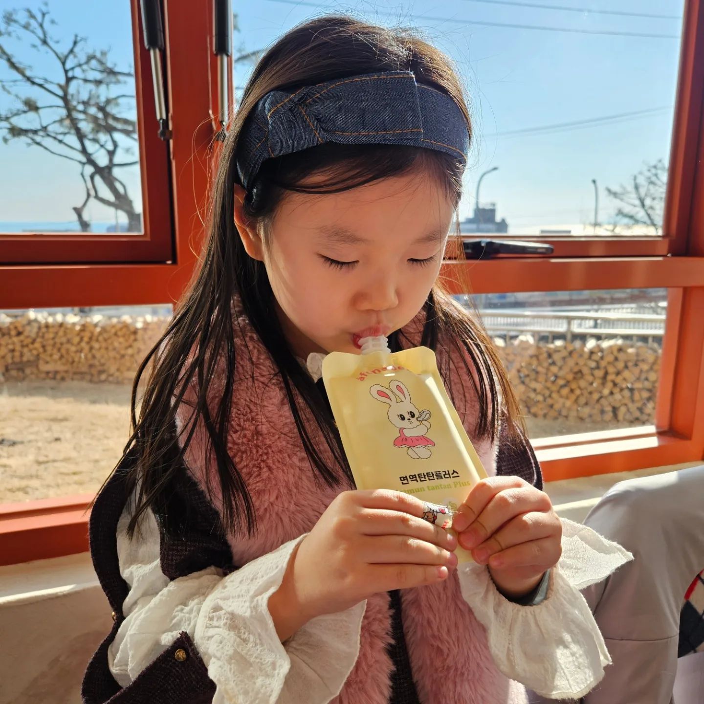 #아퐁드베베 afondbebe_official 

맛없는건 절대 안먹는 로로희
티니핑주스도 반해서 사놓고 딱 한모금 먹었는데
아퐁드베베 면역주스는 맛있는지 쭉쭉쭉
화장실은 잘 가는데도 토끼똥 염소똥도 자주해서
맛있게 먹이는 아퐁드베베 면역탄탄 플러스

✔️아퐁드베베 면역탄탄 플러스

ෆ No 합성향료,첨가물,설탕! NON-GMO 원료 사용
ෆ 프리바이오틱스 + 식이섬유 + 넉넉한 수분 섭취
ෆ 첨가물 free, 유럽에서 공수한 프리미엄 원료
ෆ 유산균 개발자, 면역박사님이 직접 제품 개발
ෆ 아연의 흡수율 극대화하여 면역력에 도움

 #아퐁드베베체험단 #면역탄탄플러스#로로희그램 #육아간식 #유아주스