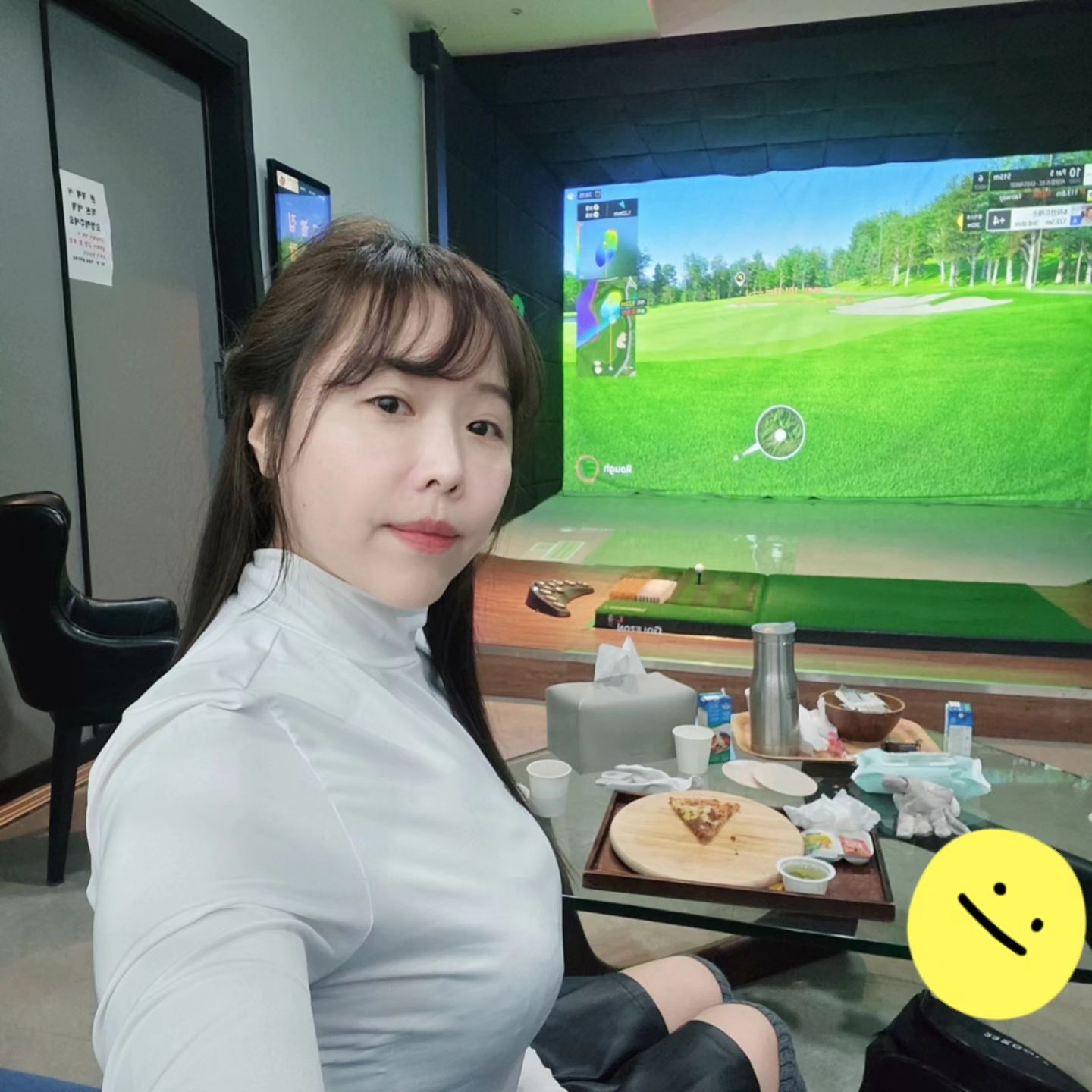간만.. 스크린골프
하..
즐긴다는 헛소리 집어치우고
딱 2주만 집중해서
레슨 잘 받으면서 연습해야지

하..
나 너무 못해.. ㅠㅠ